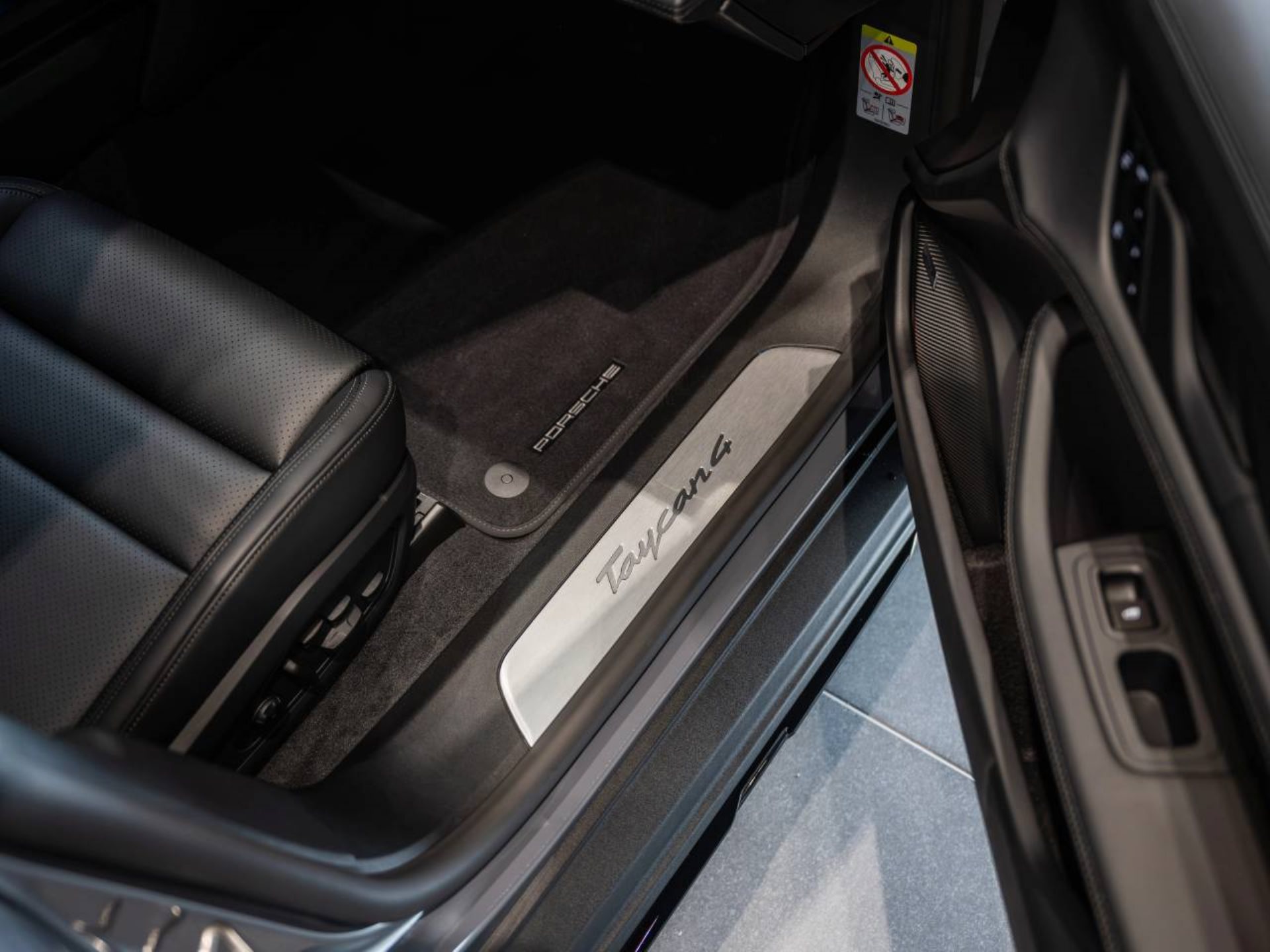 PORSCHE Taycan 4 Cross Turismo-image-23