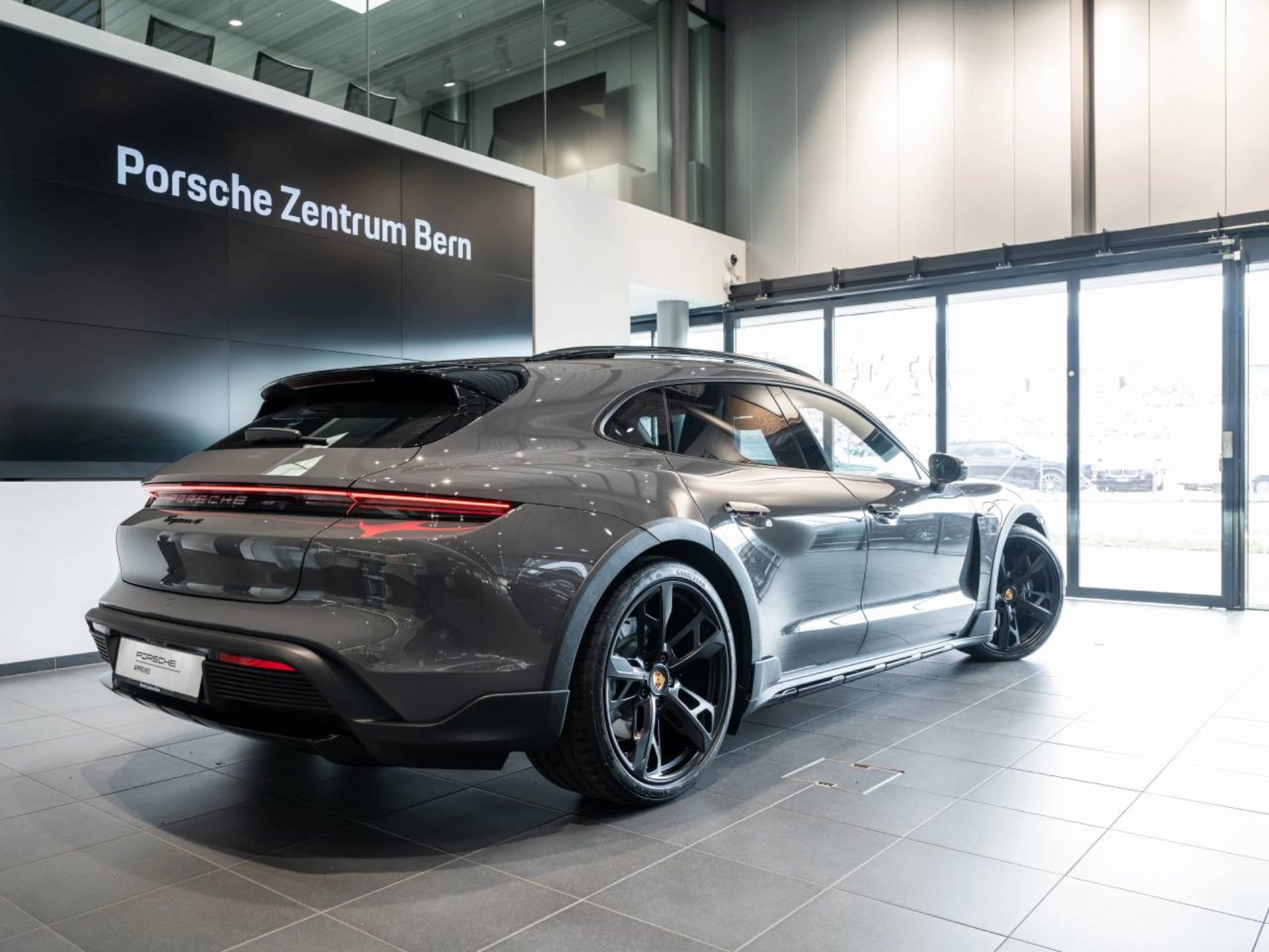 PORSCHE Taycan 4 Cross Turismo-image-2