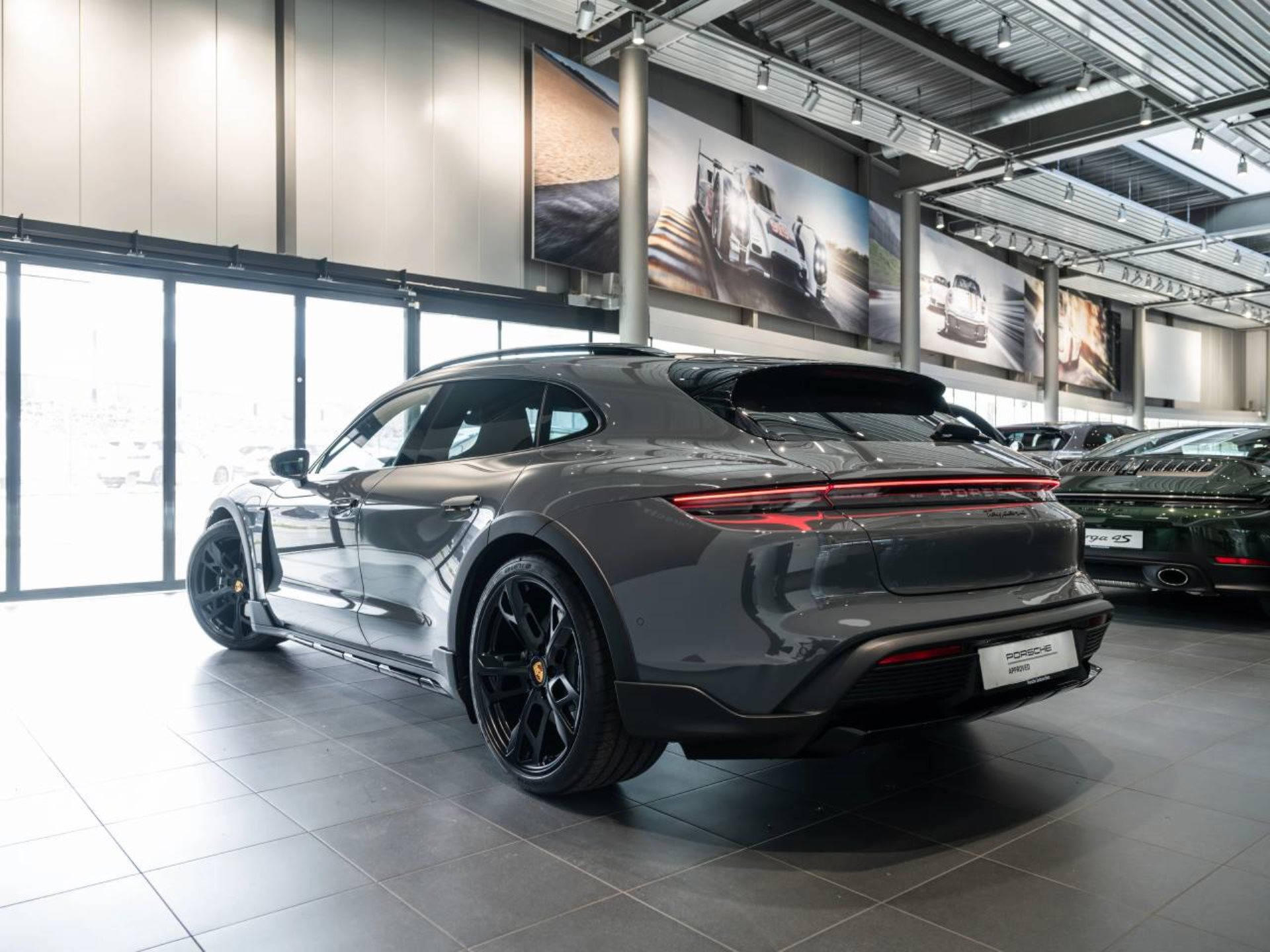 PORSCHE Taycan 4 Cross Turismo-image-7