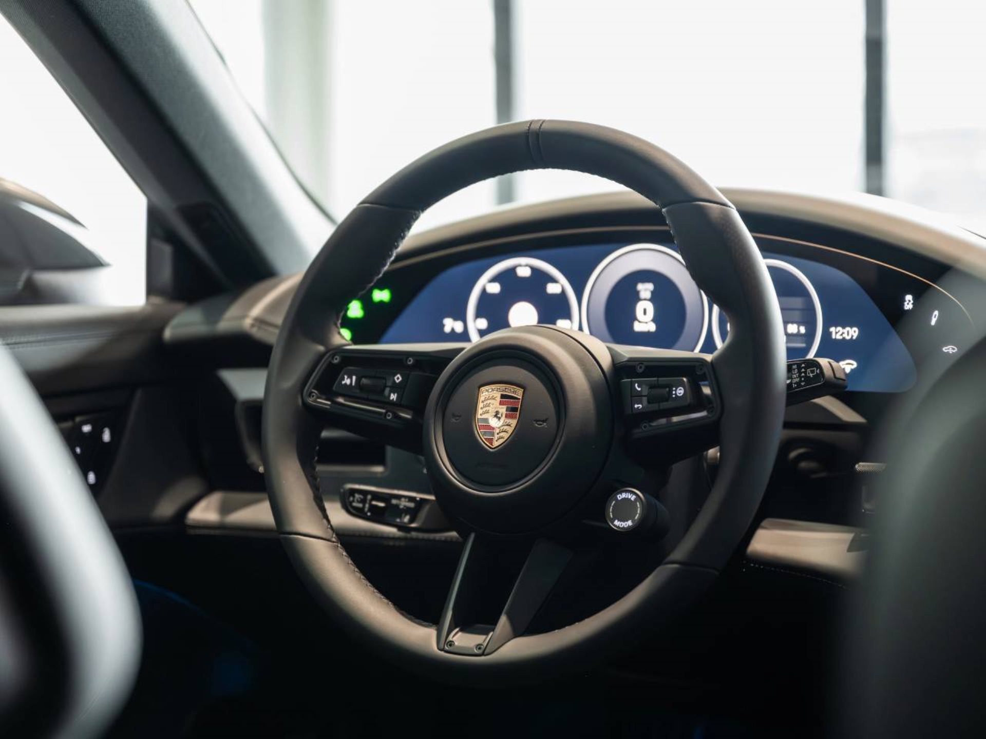 PORSCHE Taycan 4 Cross Turismo-image-15