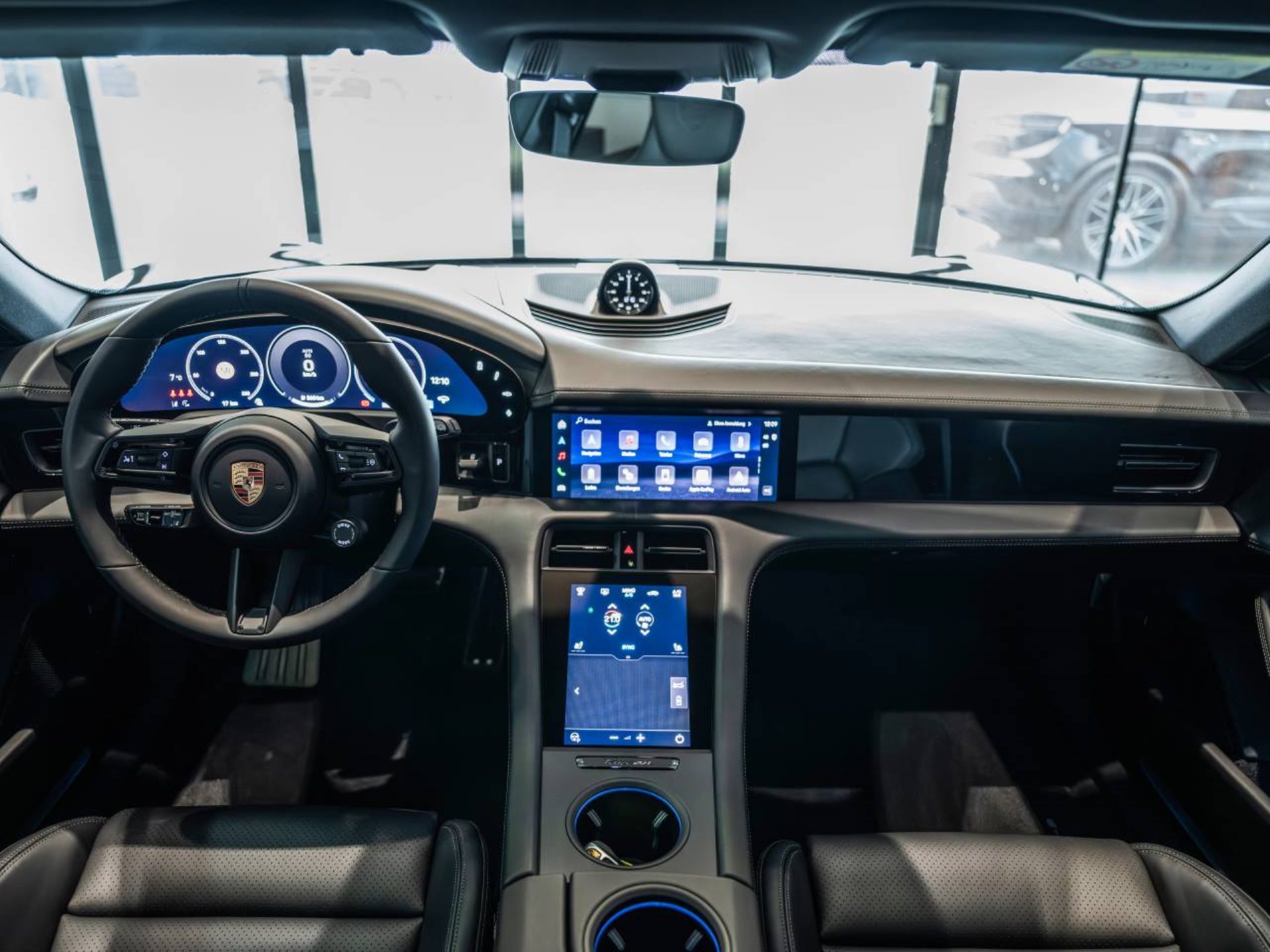 PORSCHE Taycan 4 Cross Turismo-image-16