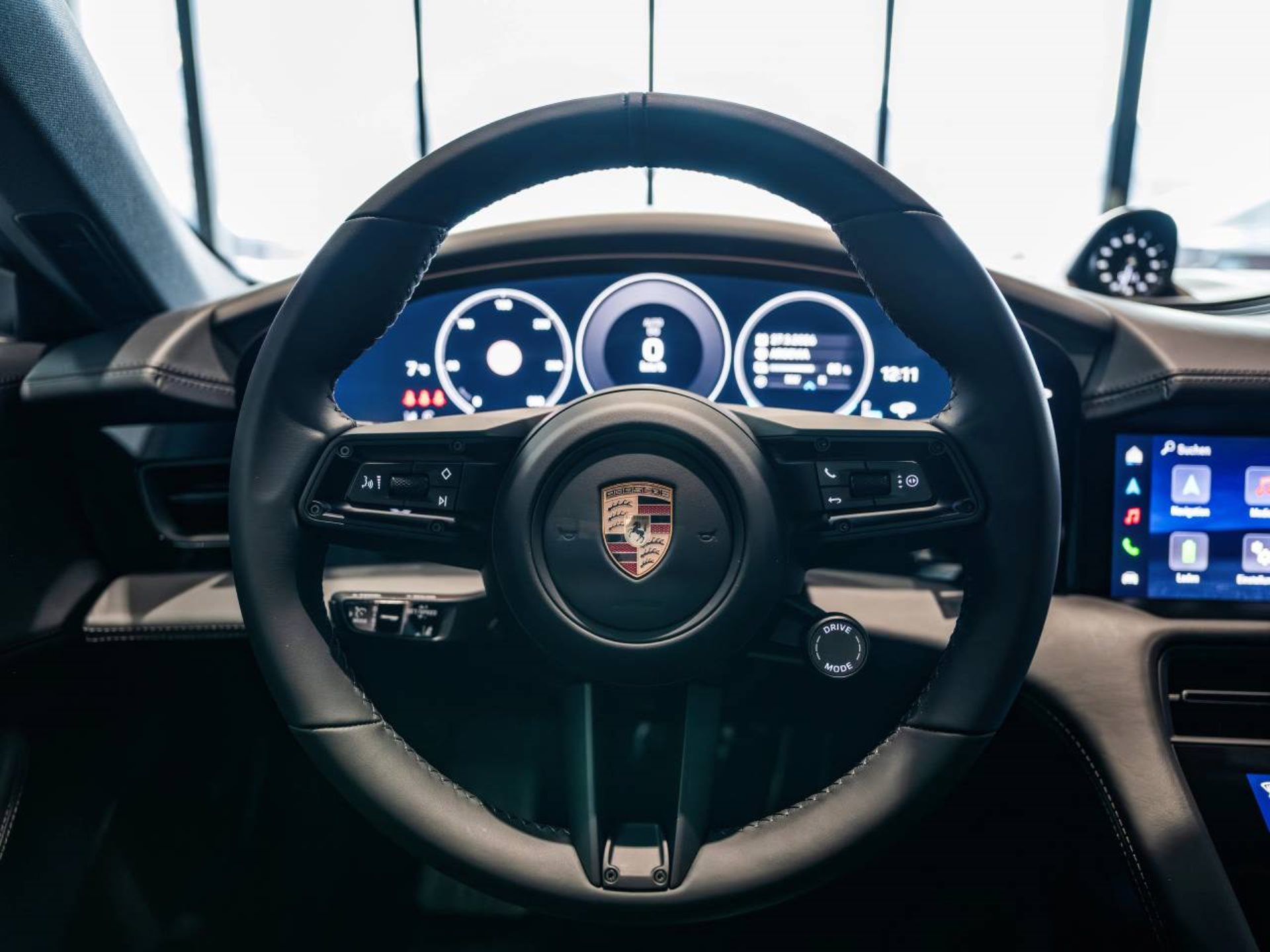 PORSCHE Taycan 4 Cross Turismo-image-13