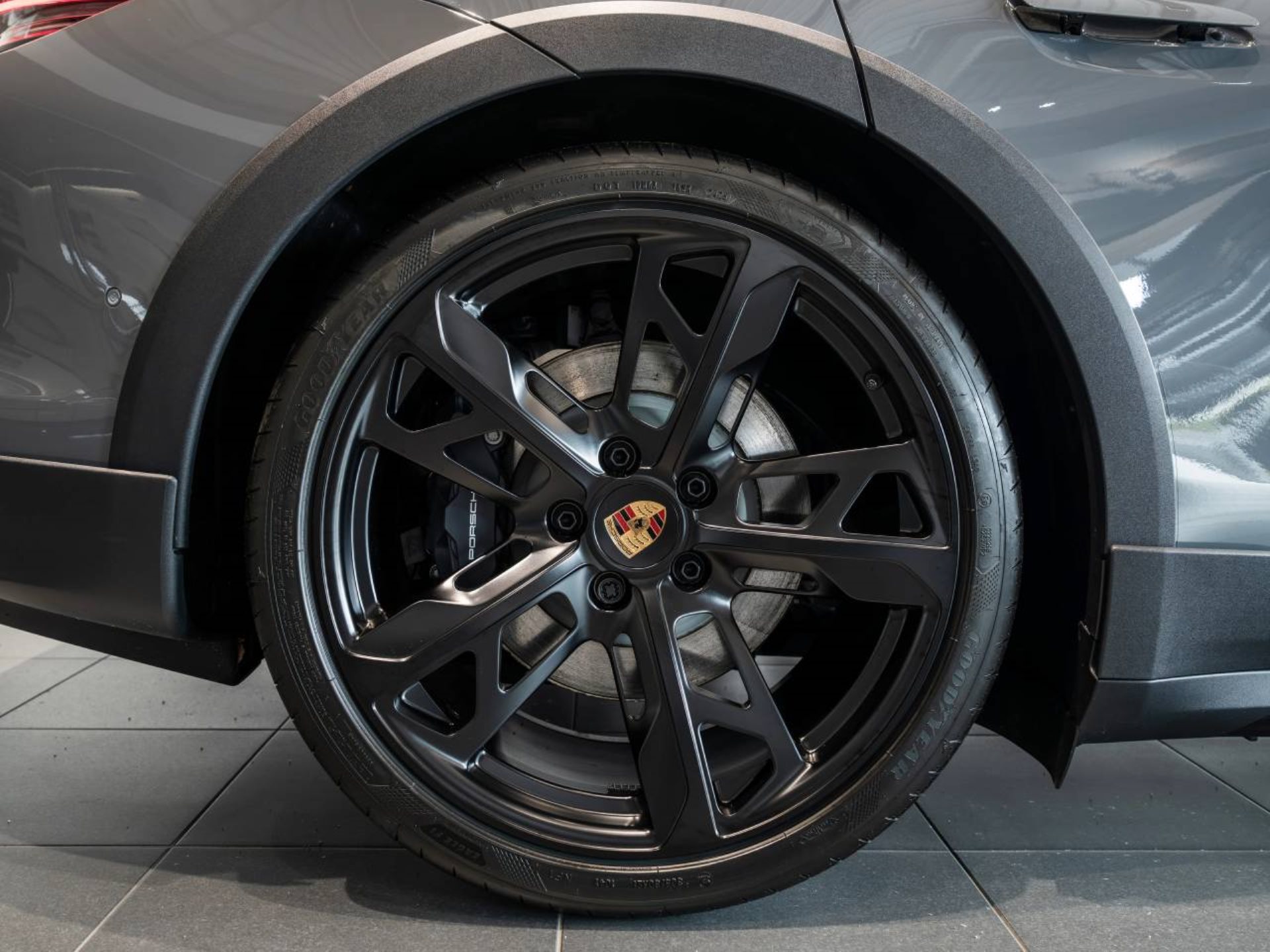 PORSCHE Taycan 4 Cross Turismo-image-30