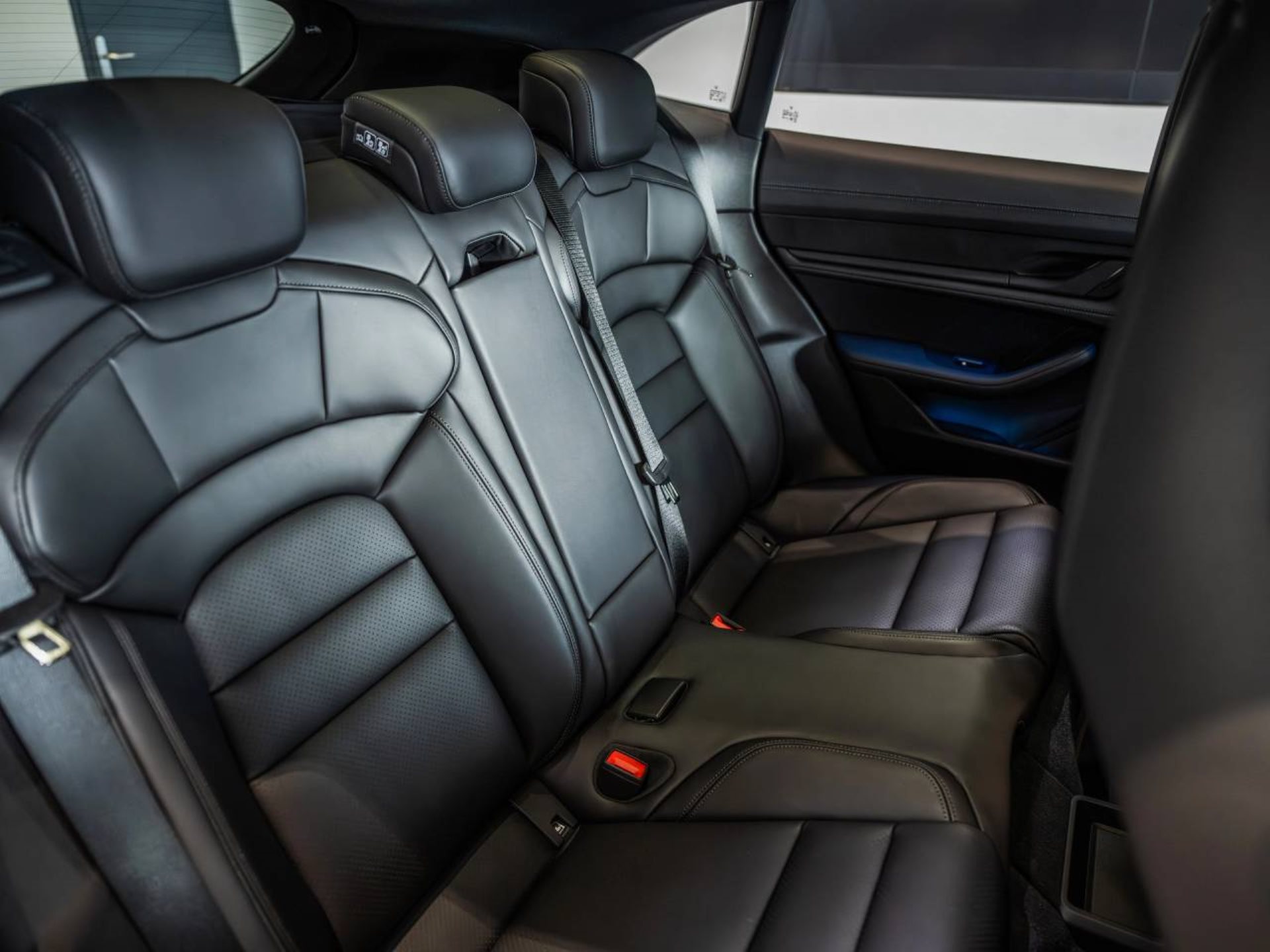 PORSCHE Taycan 4 Cross Turismo-image-19