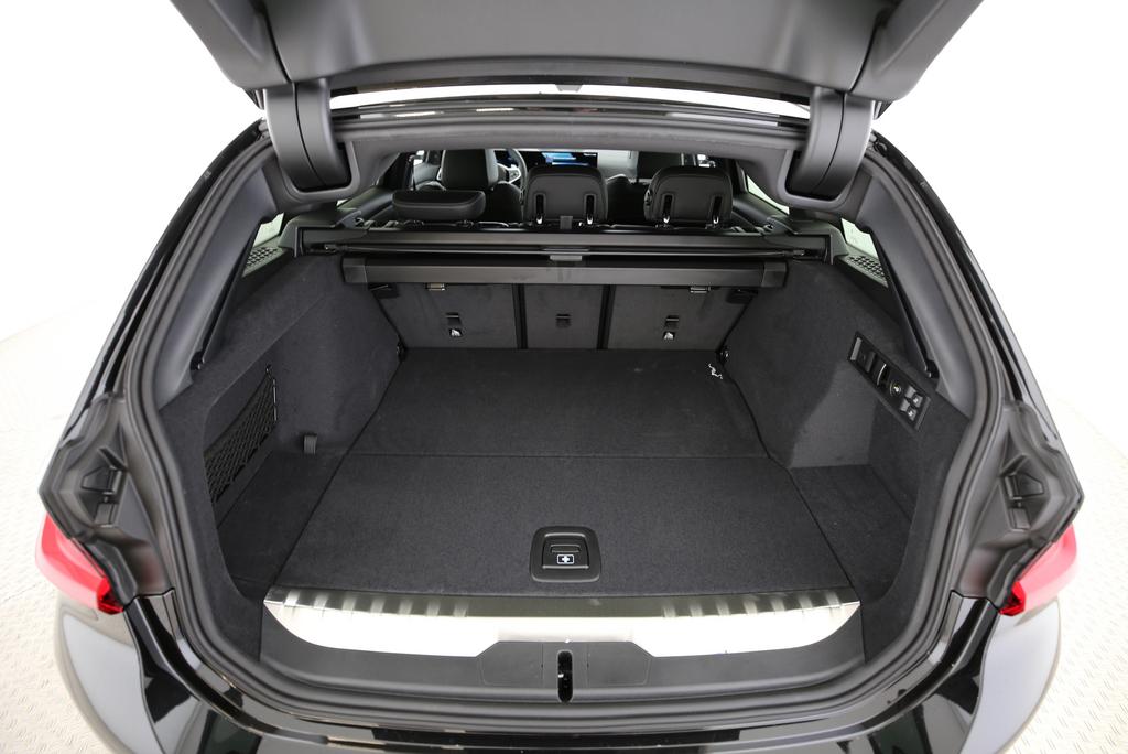 BMW 330e xDrive SAG Touring-image-6