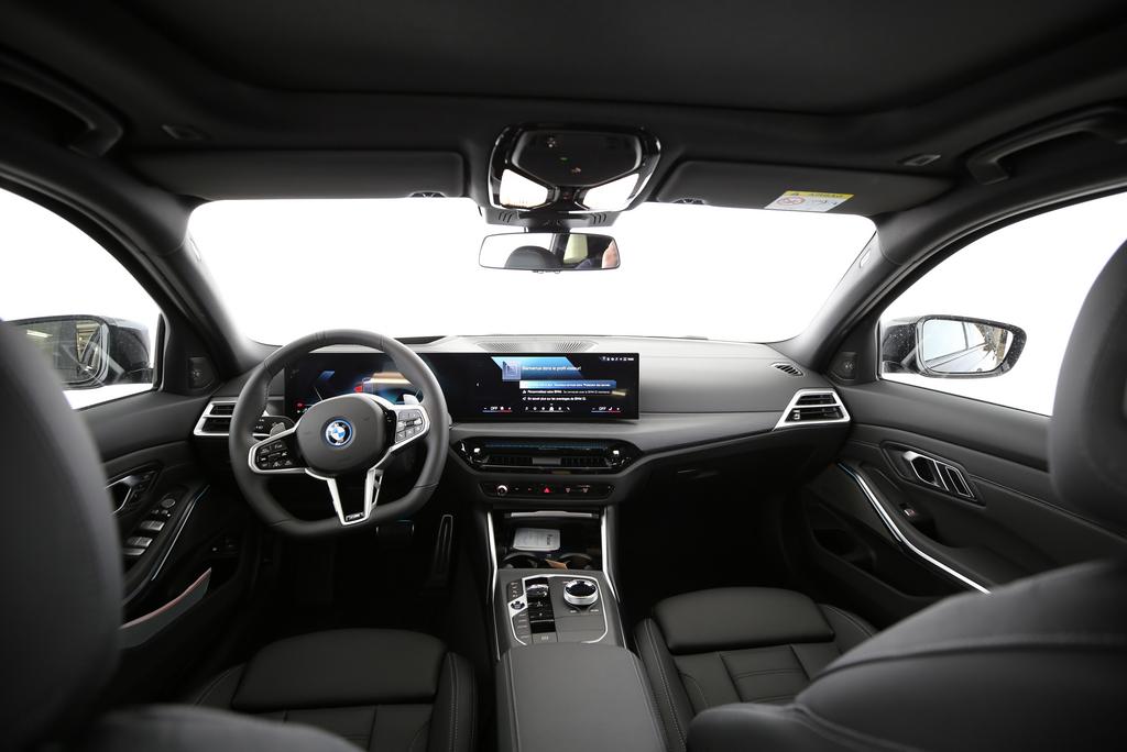BMW 330e xDrive SAG Touring-image-4