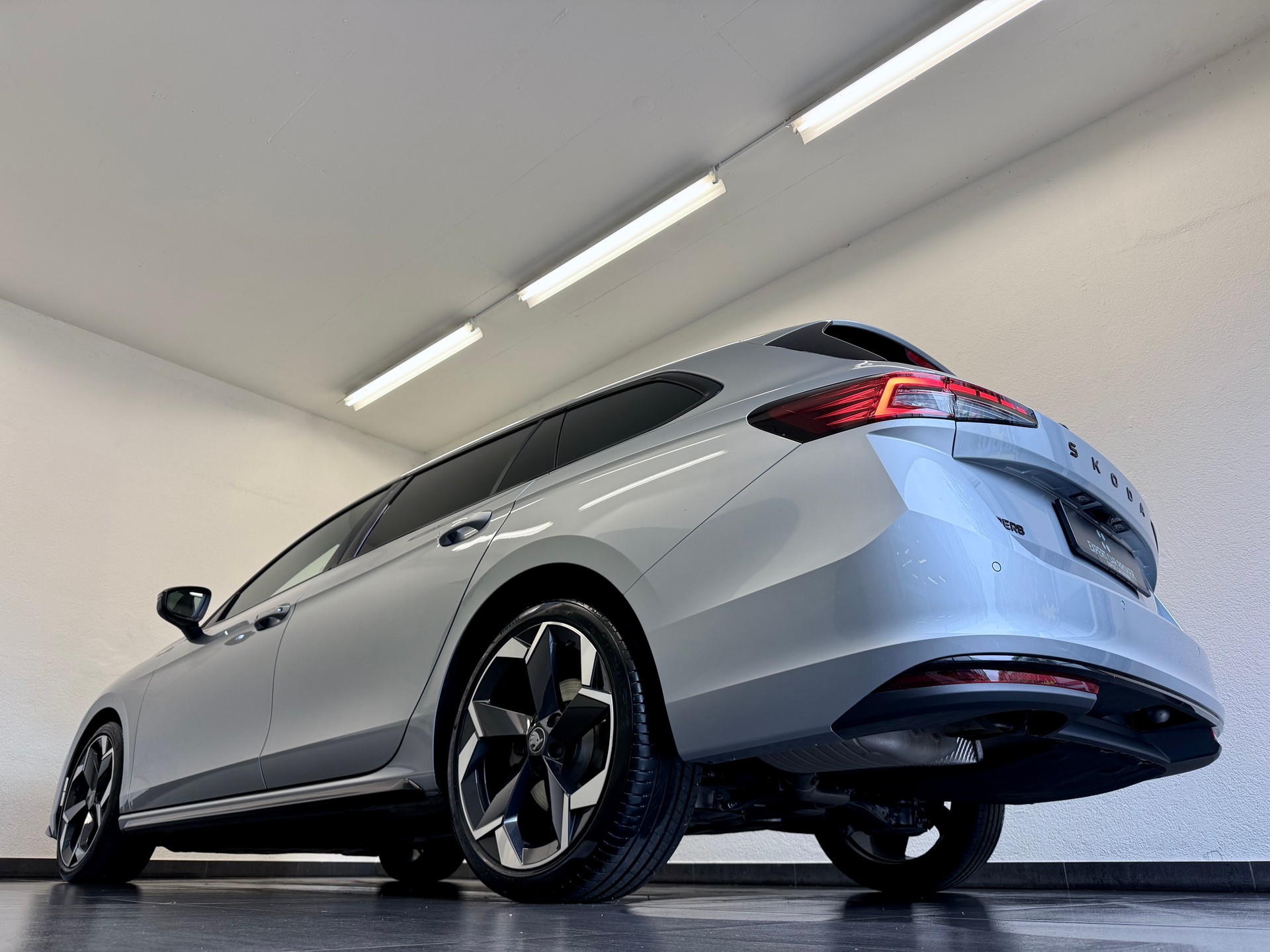 SKODA Superb Combi Sportline 2.0 TDI 4x4 DSG-image-10