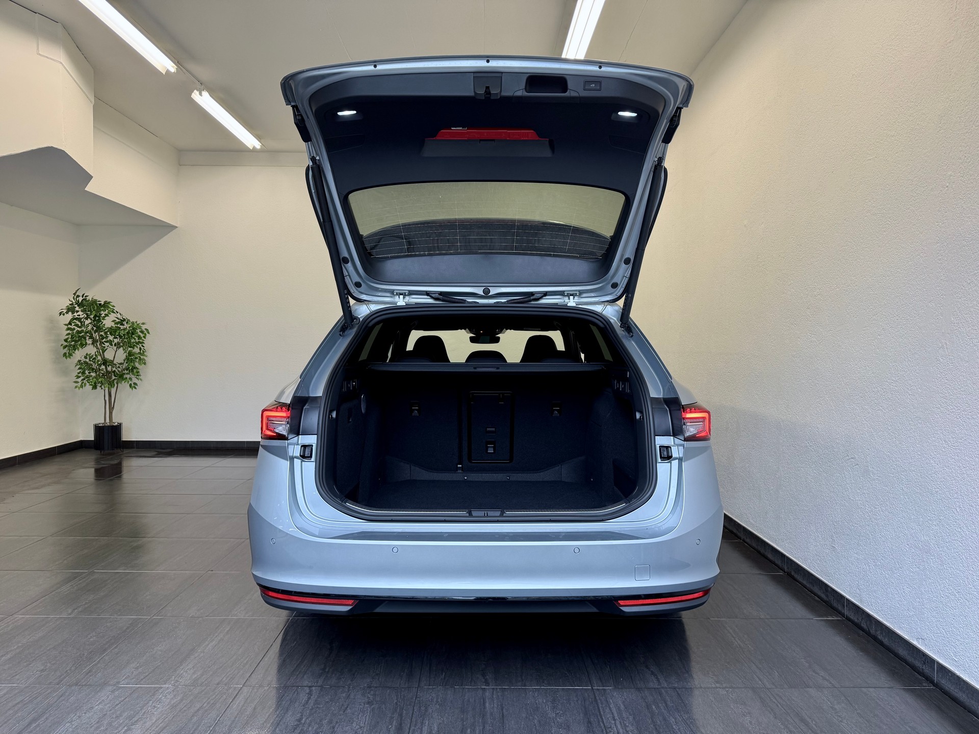 SKODA Superb Combi Sportline 2.0 TDI 4x4 DSG-image-12