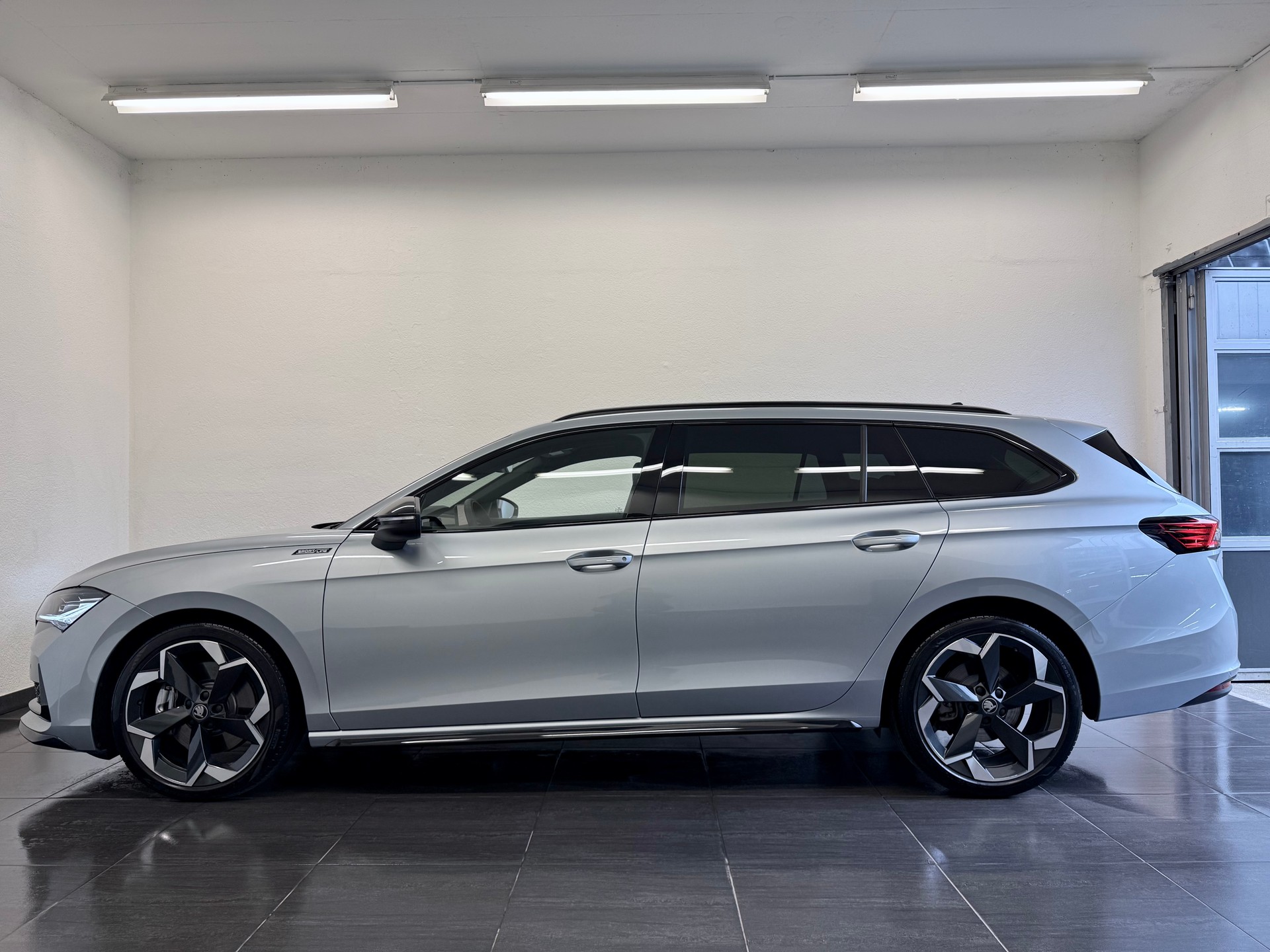 SKODA Superb Combi Sportline 2.0 TDI 4x4 DSG-image-7