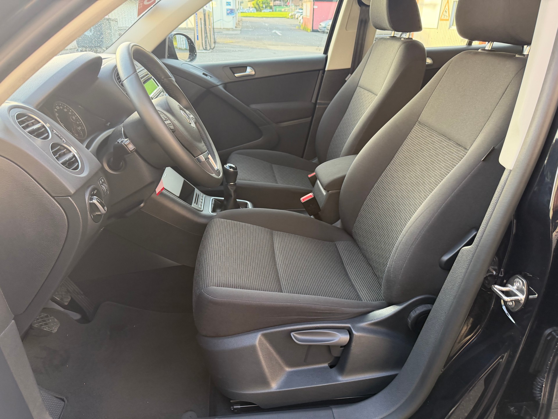 VW Tiguan 1.4 TSI BlueMotion Trend&Fun 4x2 FAIBLE KILOMÉTRAGE 23000 —-image-16