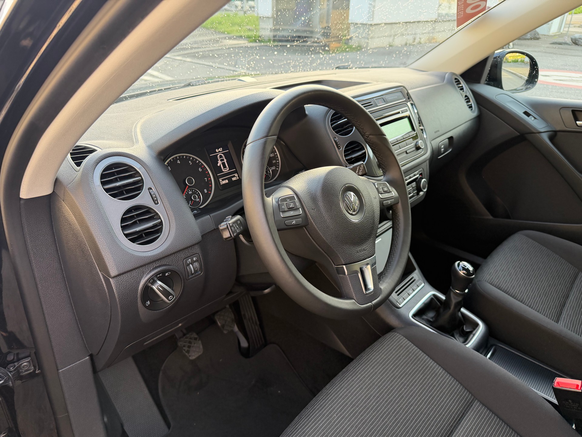 VW Tiguan 1.4 TSI BlueMotion Trend&Fun 4x2 FAIBLE KILOMÉTRAGE 23000 —-image-15