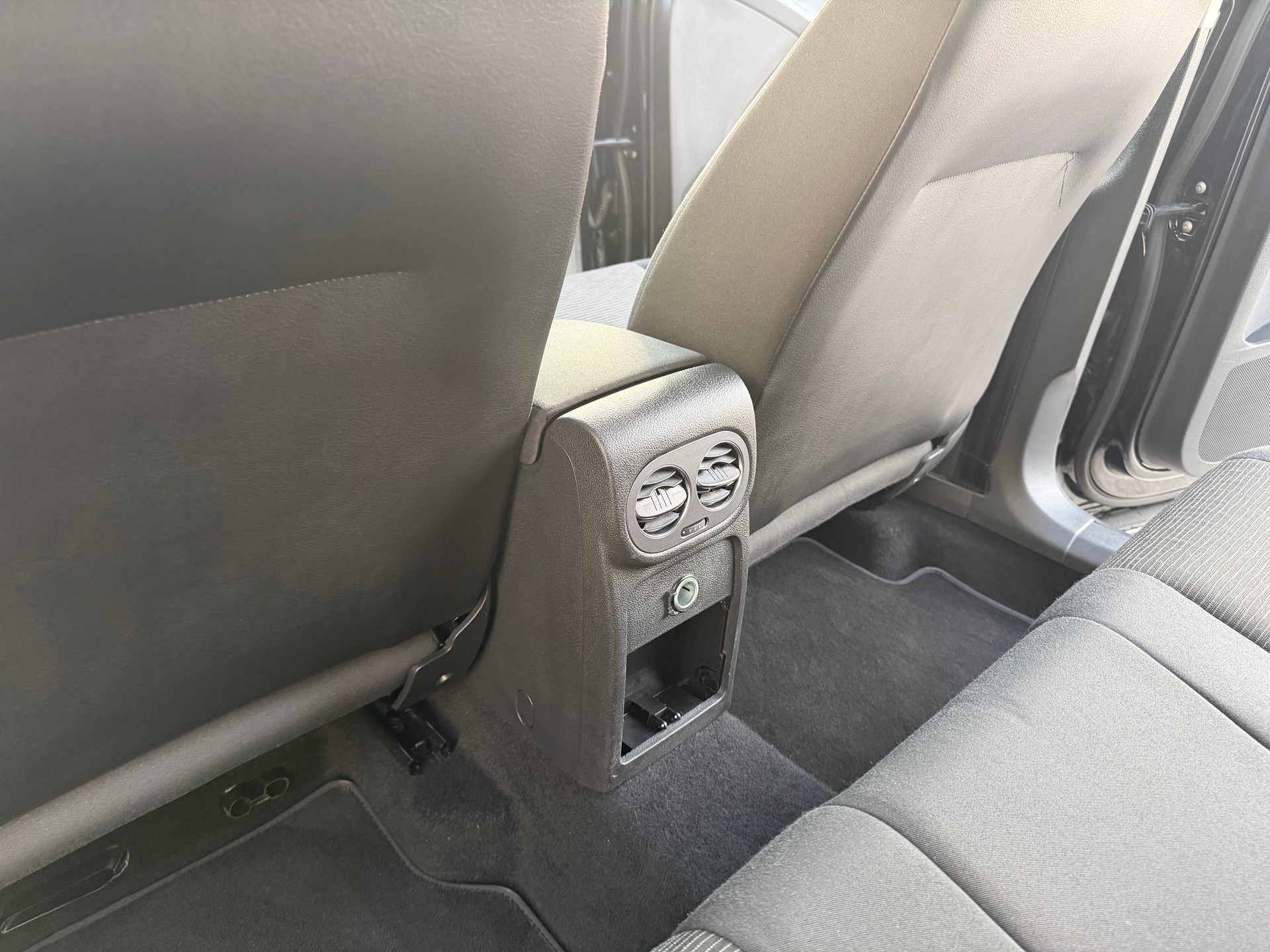 VW Tiguan 1.4 TSI BlueMotion Trend&Fun 4x2 FAIBLE KILOMÉTRAGE 23000 —-image-21