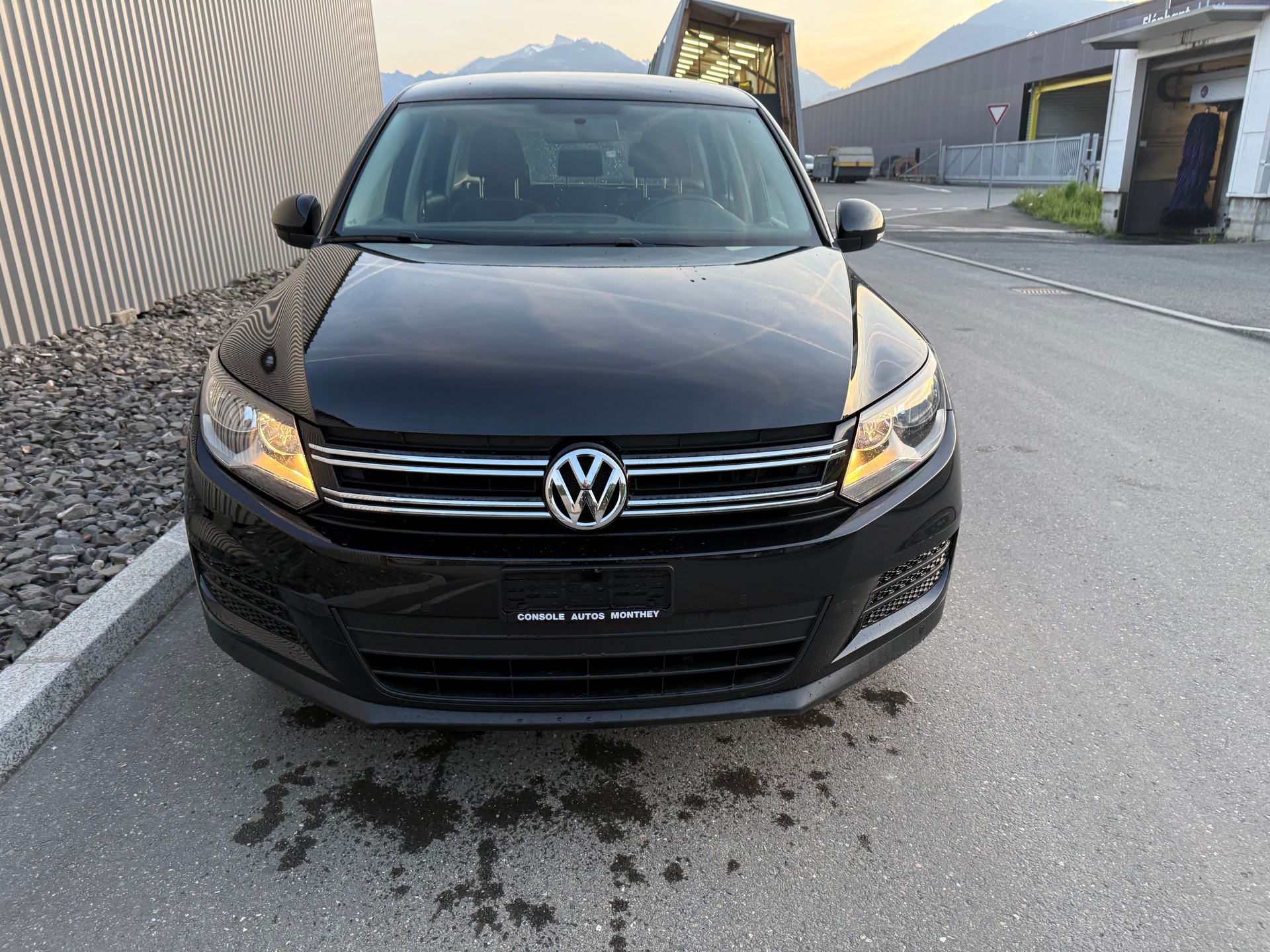 VW Tiguan 1.4 TSI BlueMotion Trend&Fun 4x2 FAIBLE KILOMÉTRAGE 23000 —-image-4