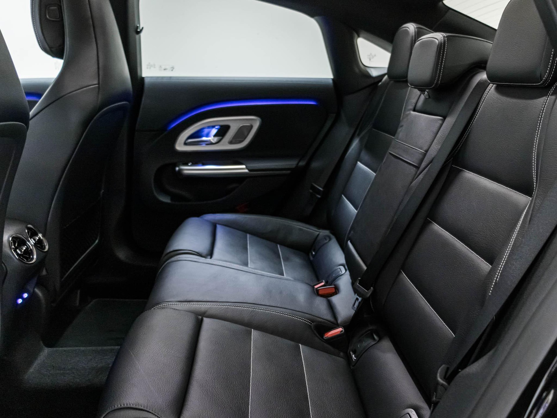 MERCEDES-BENZ CLA 220 4MATIC-image-7