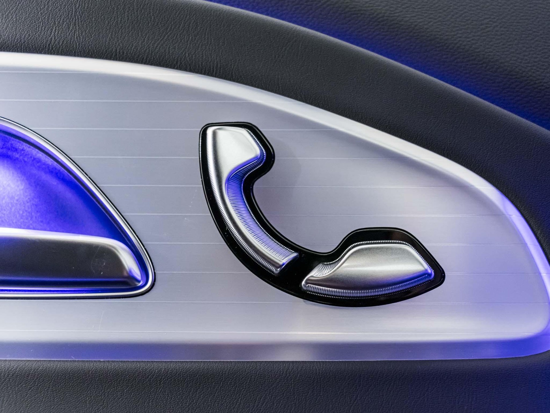 MERCEDES-BENZ CLA 220 4MATIC-image-12