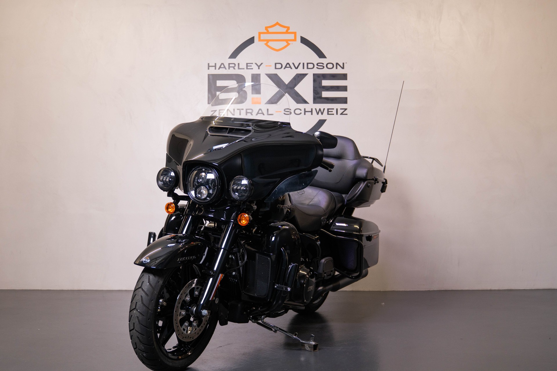 HARLEY-DAVIDSON FLHTK Electra Glide Ultra Limited Black Finish114-showroom-element-2