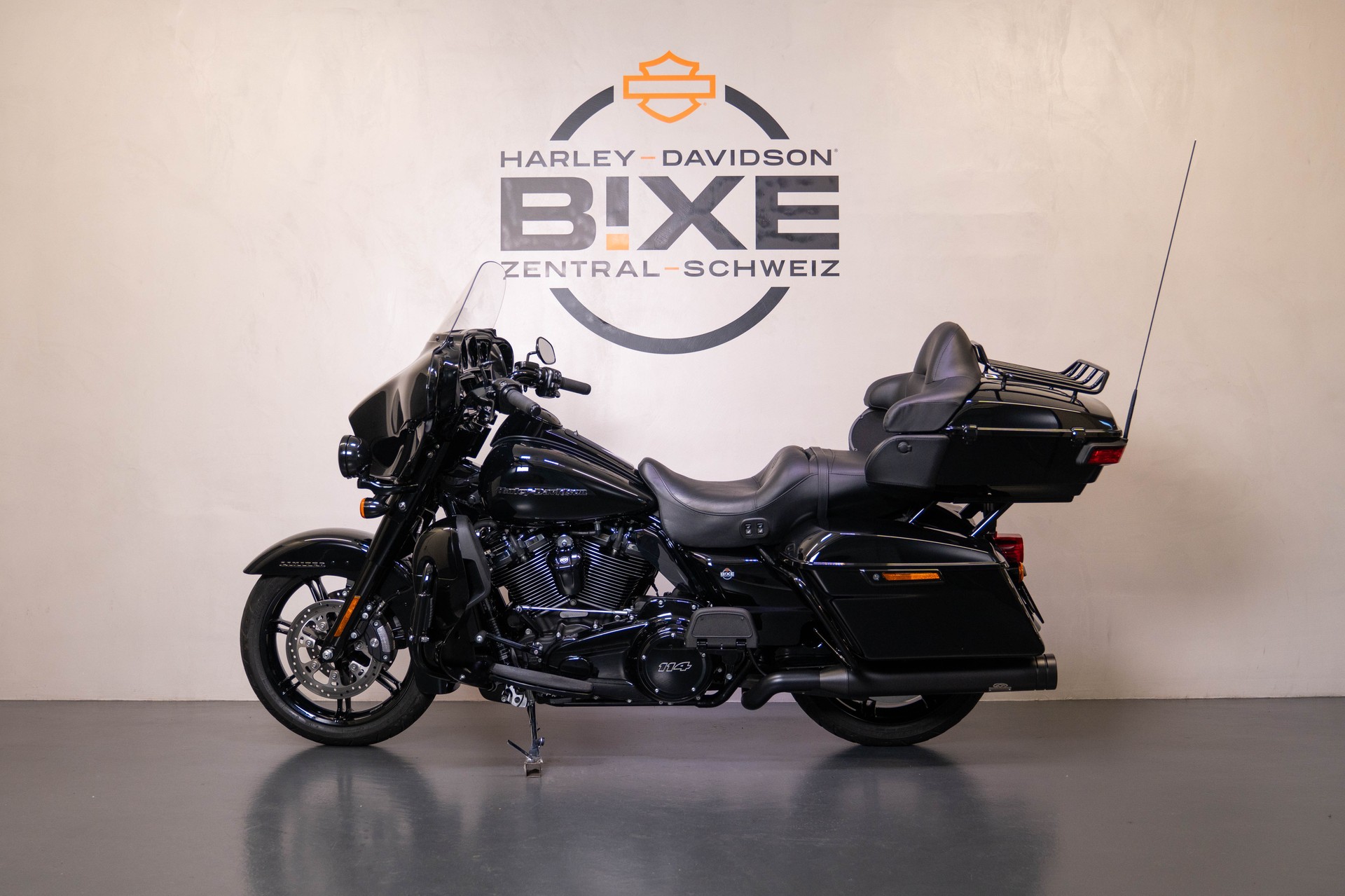 HARLEY-DAVIDSON FLHTK Electra Glide Ultra Limited Black Finish114-showroom-element-1