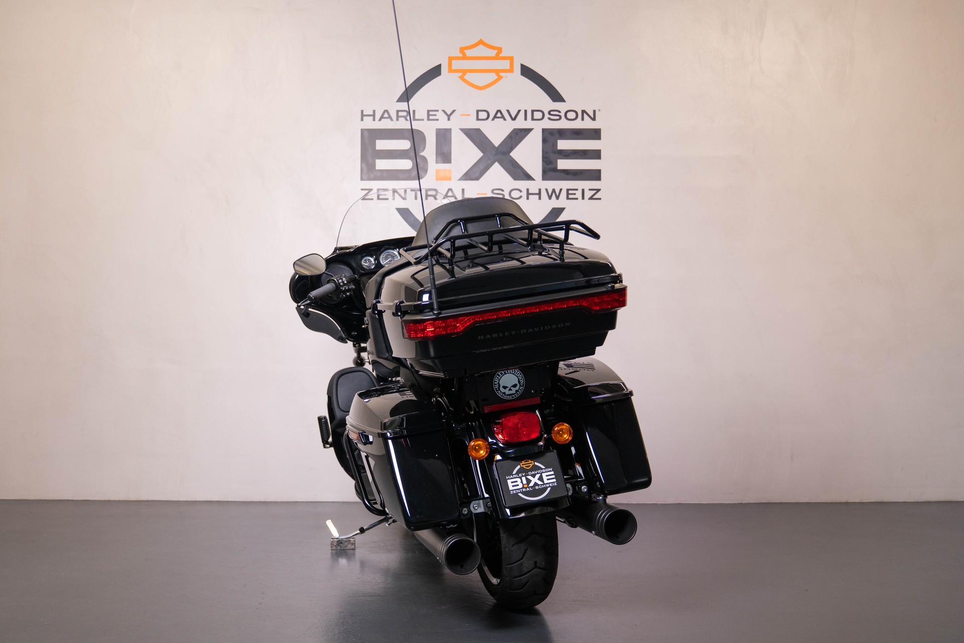 HARLEY-DAVIDSON FLHTK Electra Glide Ultra Limited Black Finish114-showroom-element-3