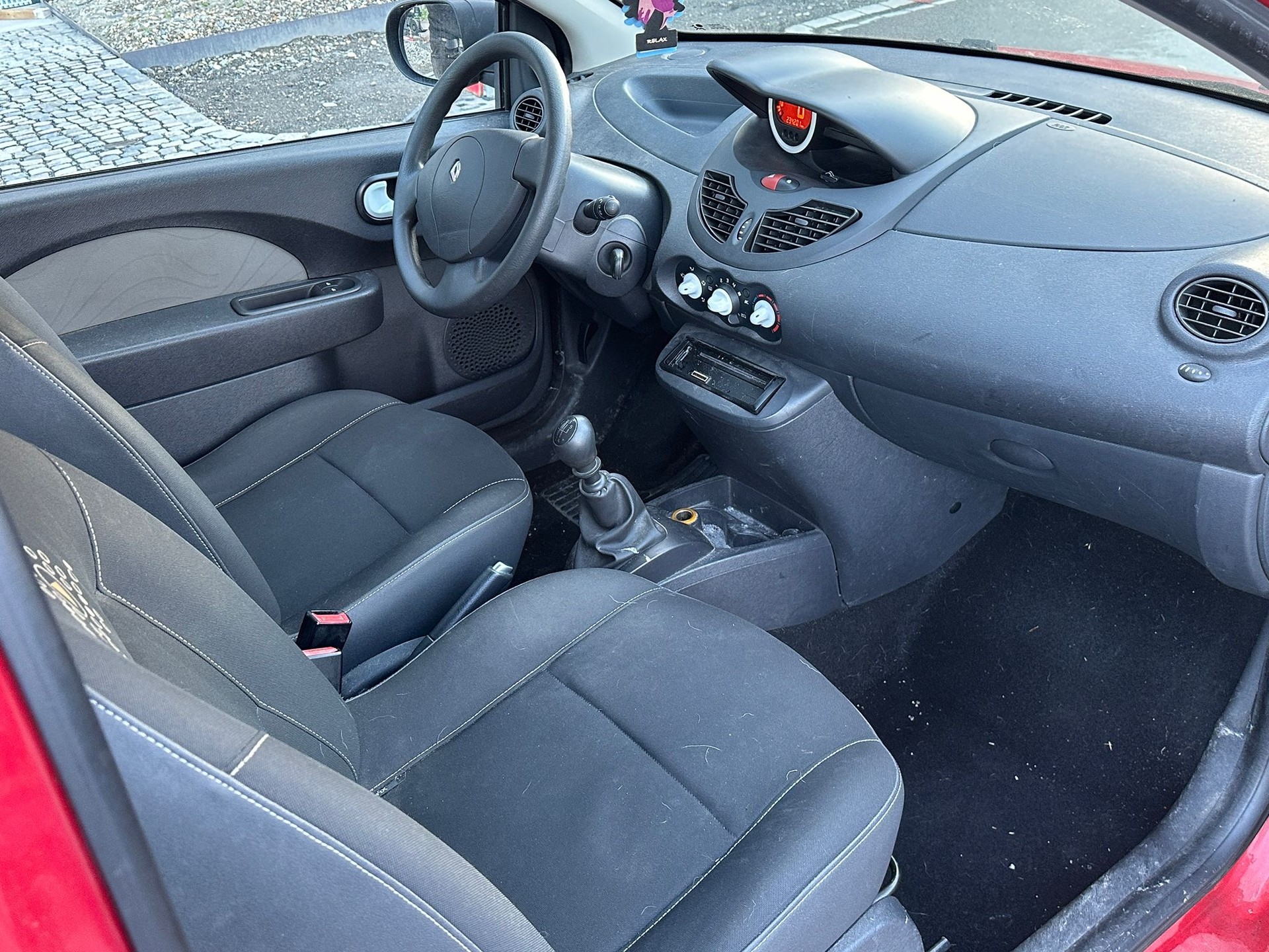 RENAULT Twingo 1.2 16V Miss Sixty-image-9