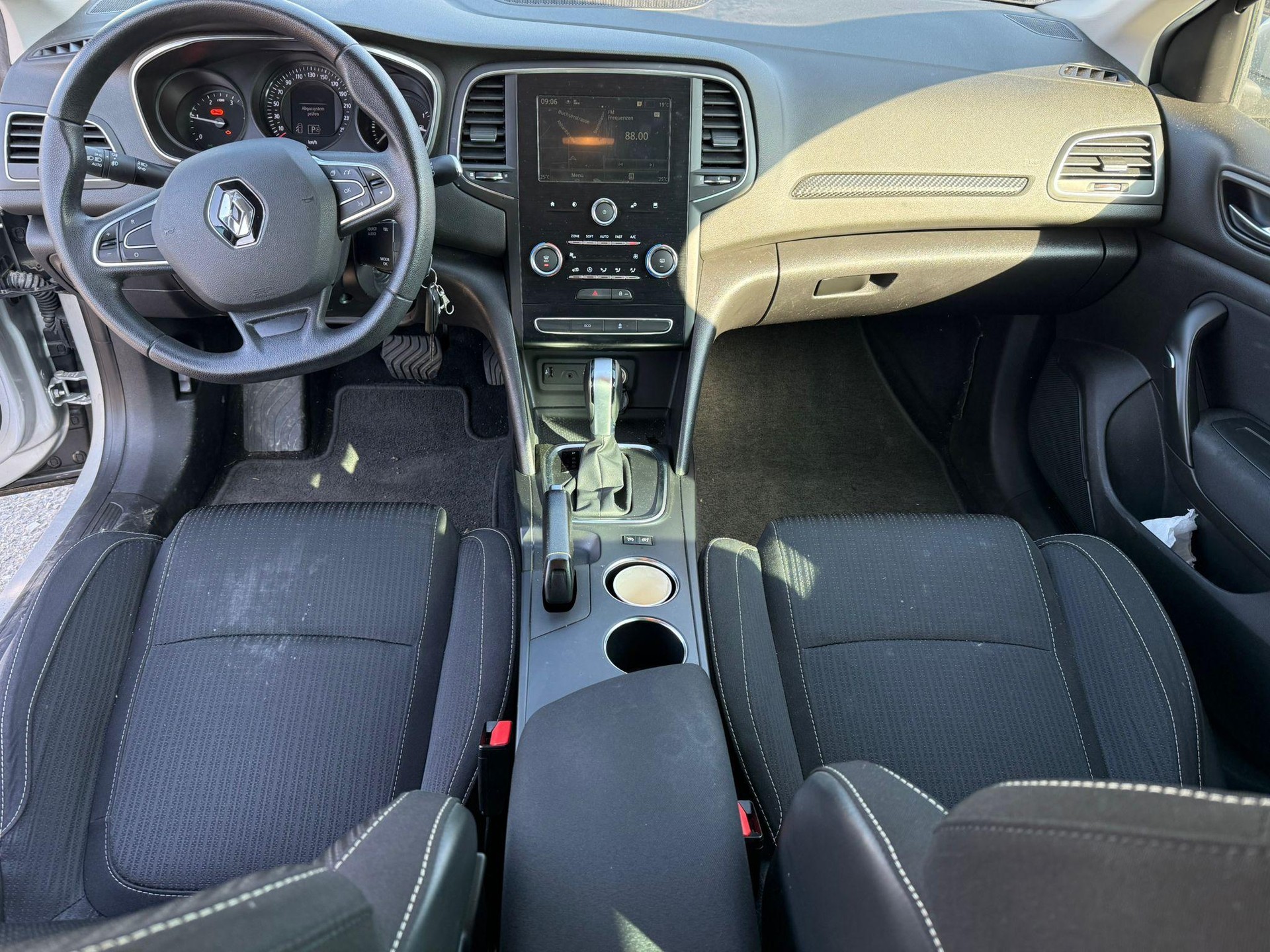 RENAULT Mégane Grandtour 1.5 Blue dCi Business EDC-image-8