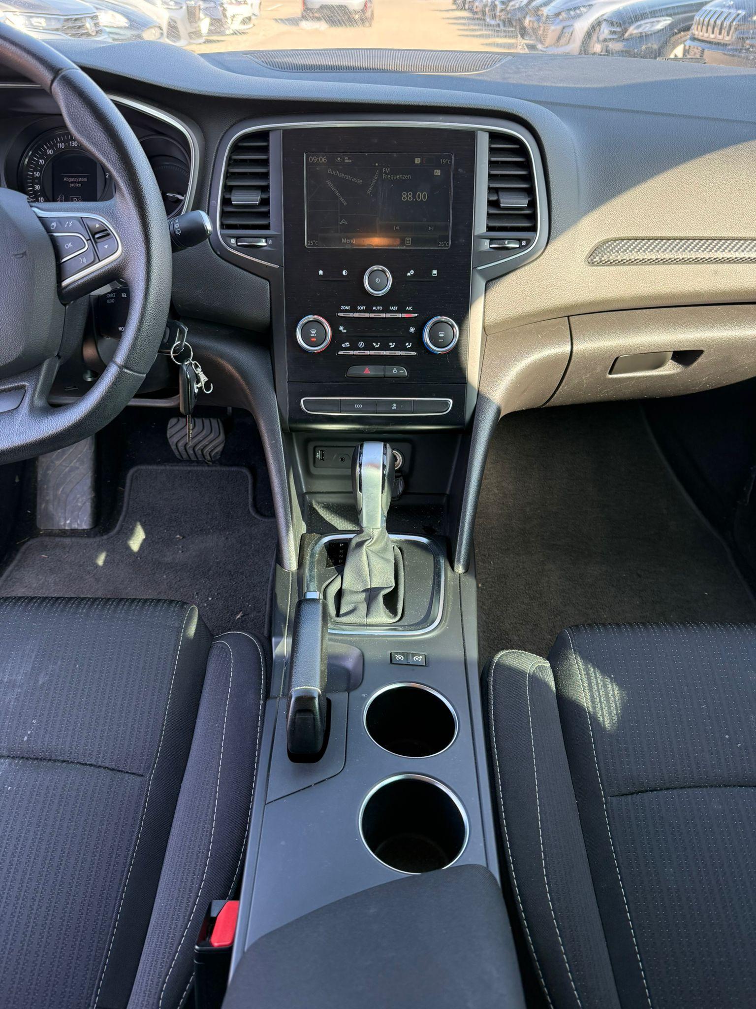RENAULT Mégane Grandtour 1.5 Blue dCi Business EDC-image-11