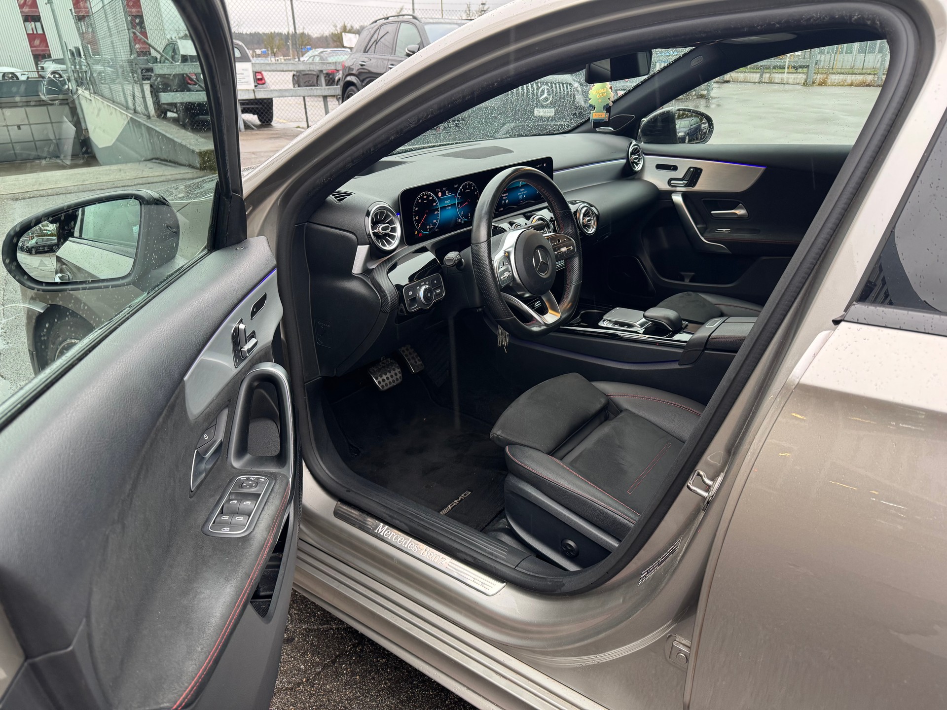 MERCEDES-BENZ A 250 AMG Line 7G-DCT-image-6