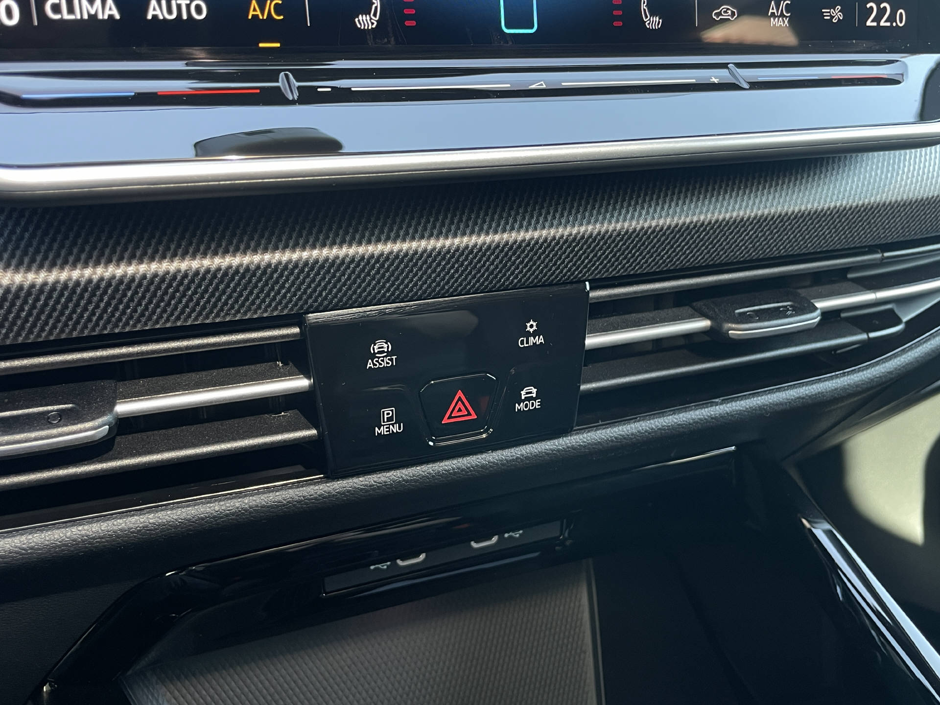 VW Golf VIII 2.0 TSI R-Line DSG 4motion-image-17