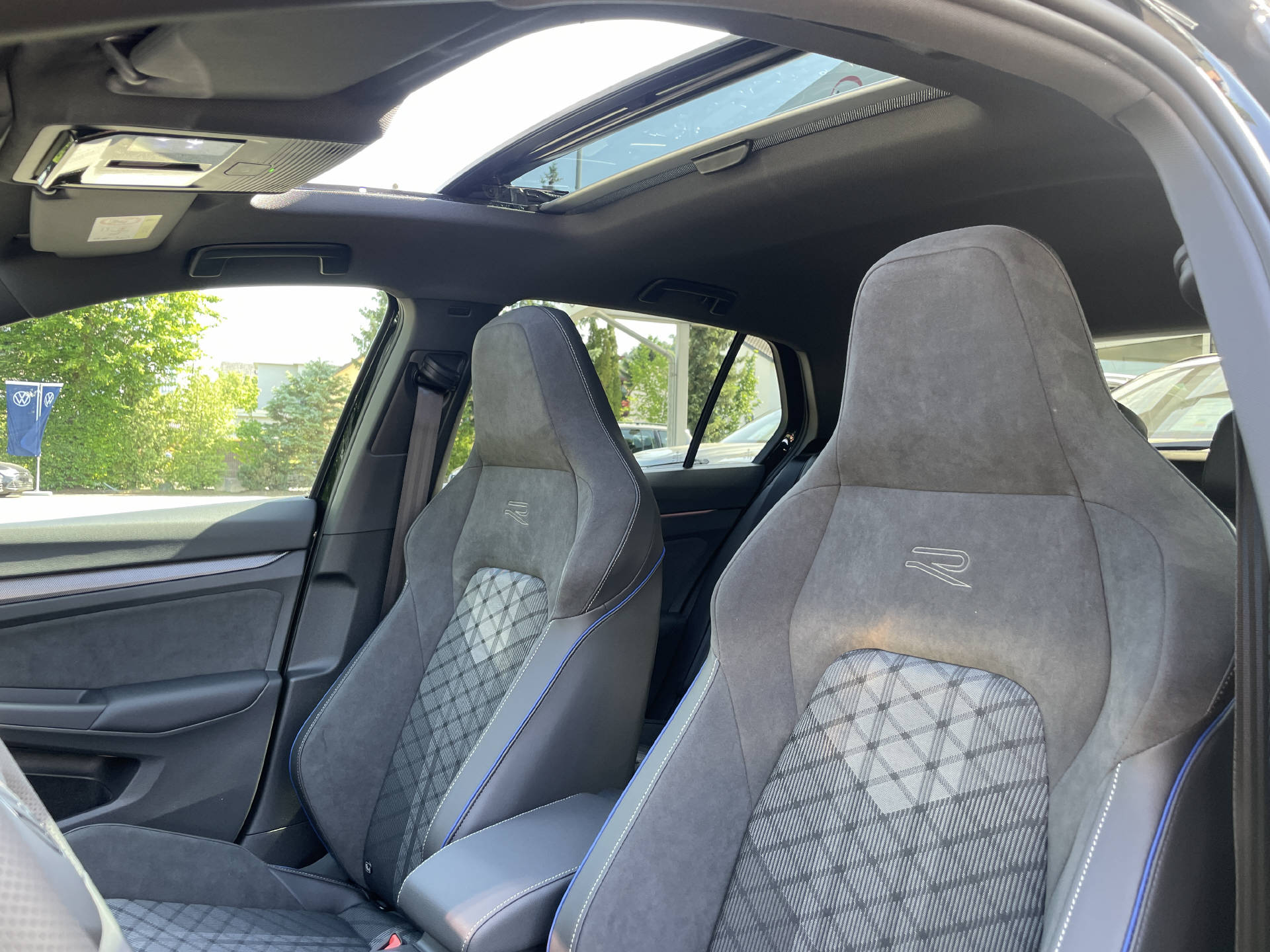 VW Golf VIII 2.0 TSI R-Line DSG 4motion-image-7