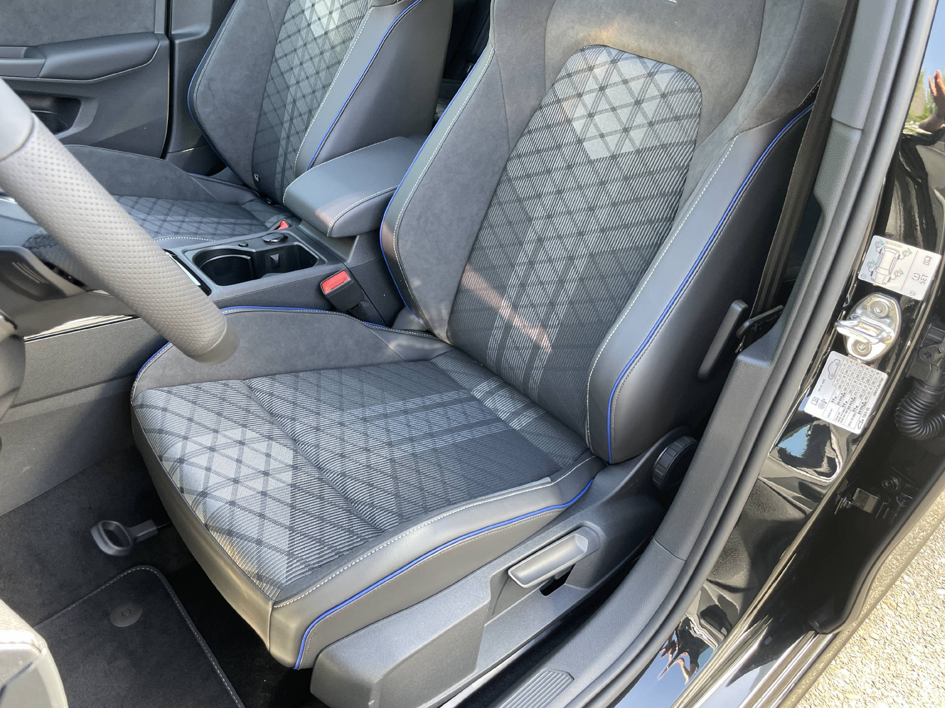 VW Golf VIII 2.0 TSI R-Line DSG 4motion-image-8