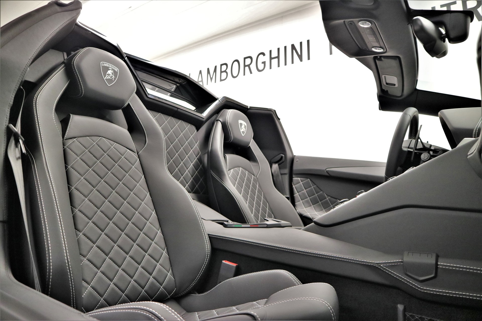 LAMBORGHINI Aventador S LP740-4 Roadster E-Gear-image-3