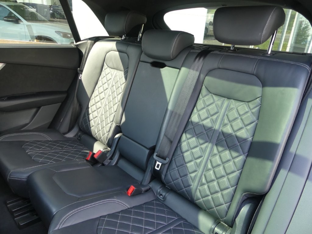AUDI Q8 55 TFSI quattro tiptronic-image-11