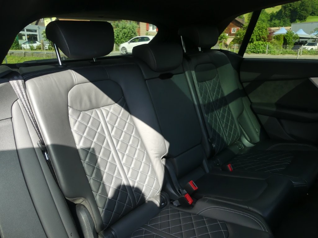 AUDI Q8 55 TFSI quattro tiptronic-image-12