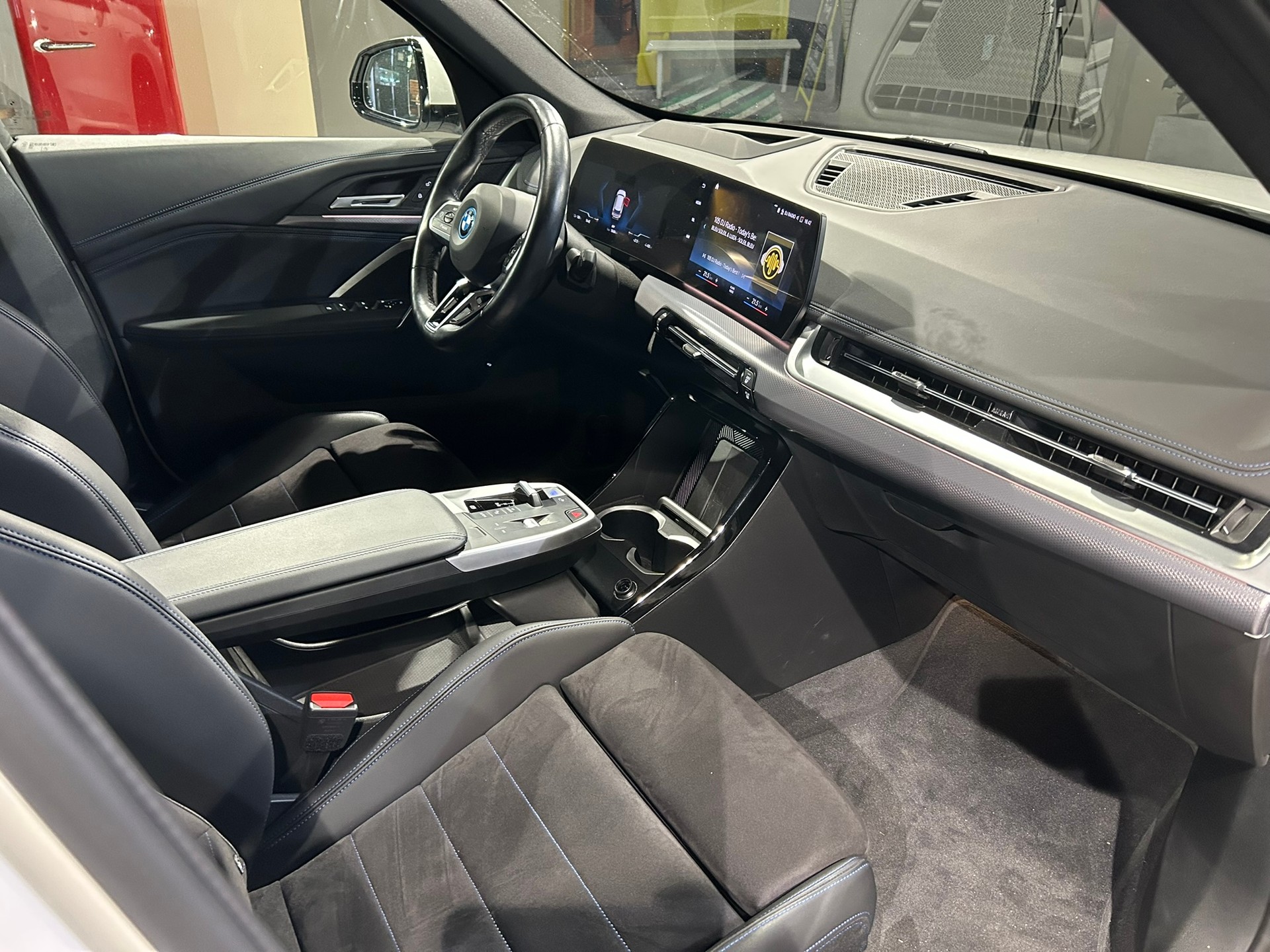 BMW iX1 xDrive 30 M Sport-image-27