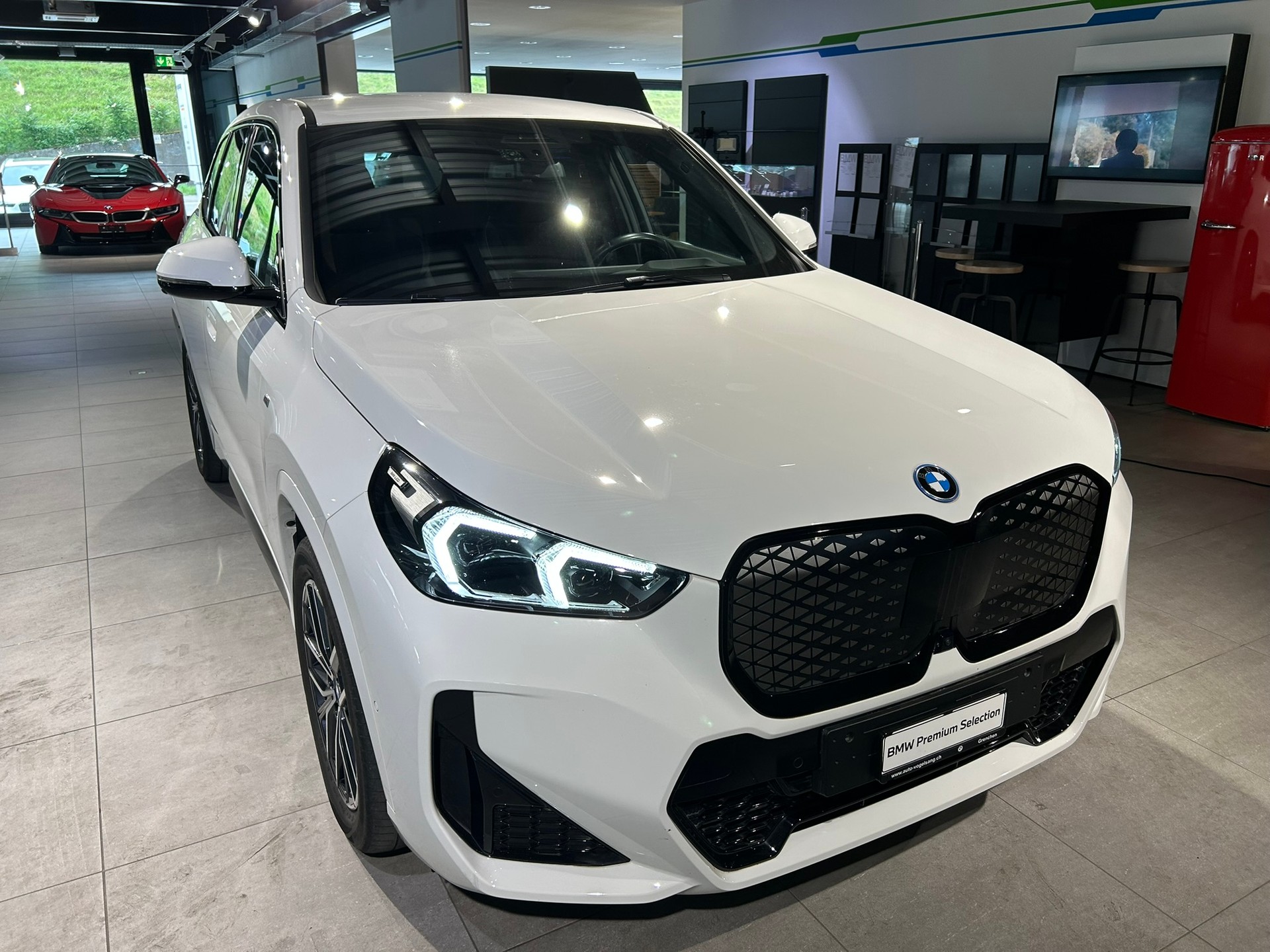 BMW iX1 xDrive 30 M Sport-image-4