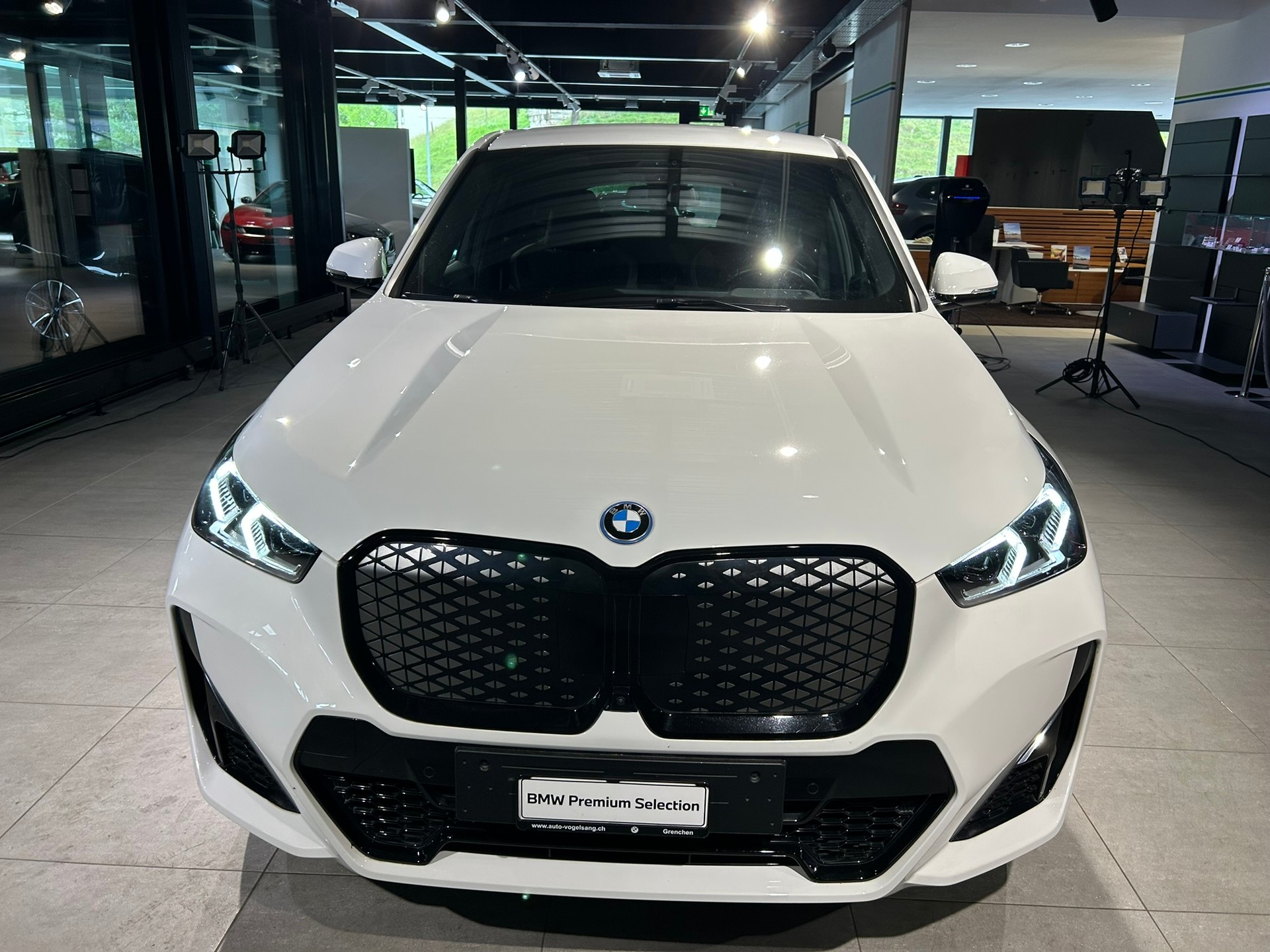 BMW iX1 xDrive 30 M Sport-showroom-element-3