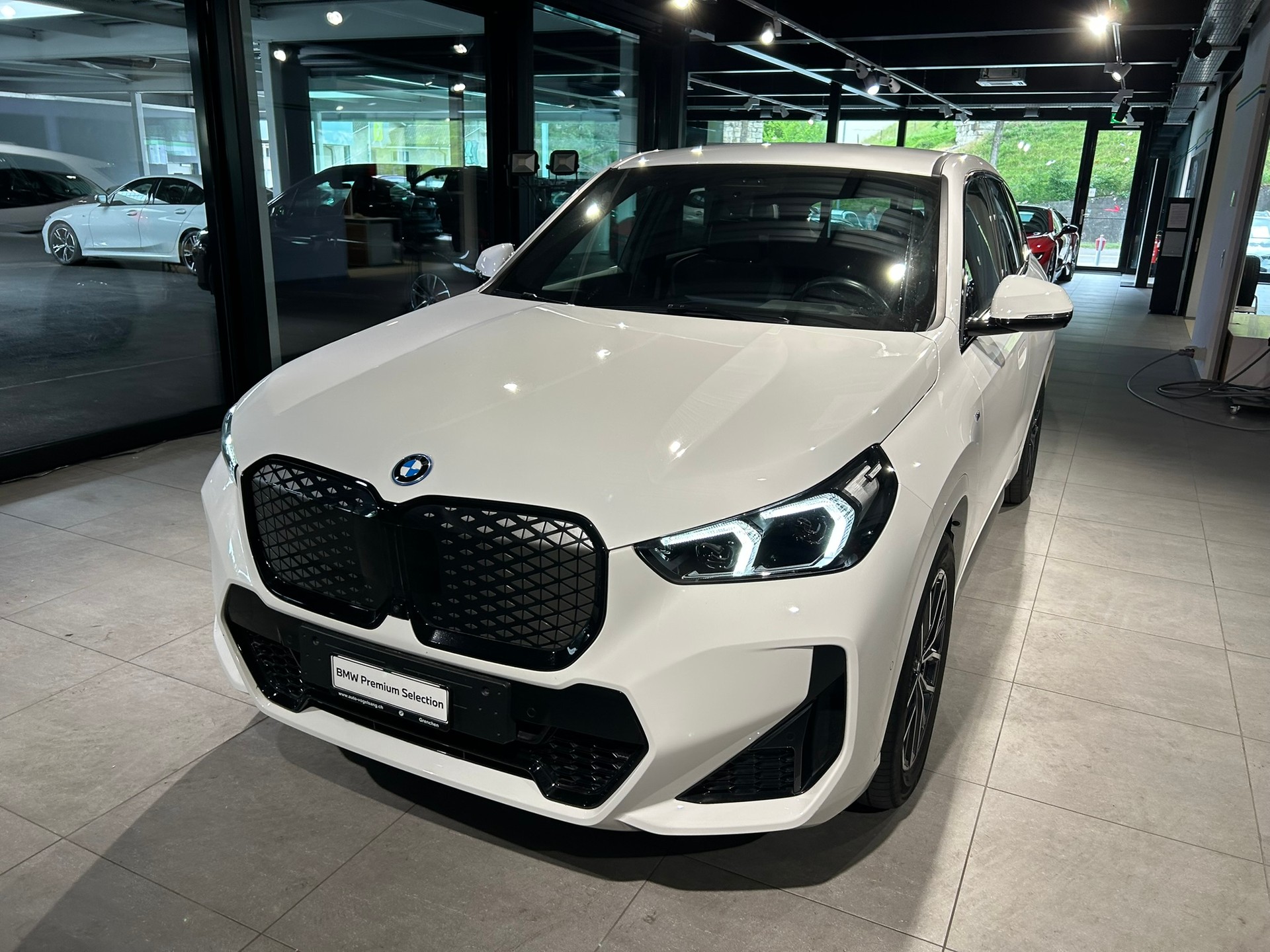 BMW iX1 xDrive 30 M Sport-showroom-element-2