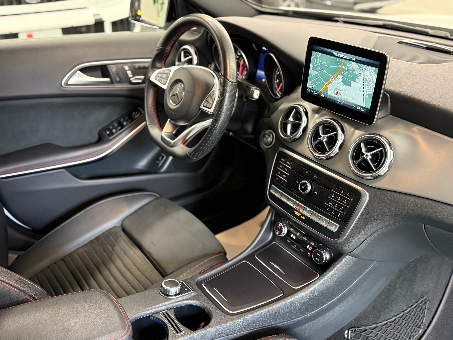 MERCEDES-BENZ GLA 220 AMG Line 4Matic 7G-DCT-image-17