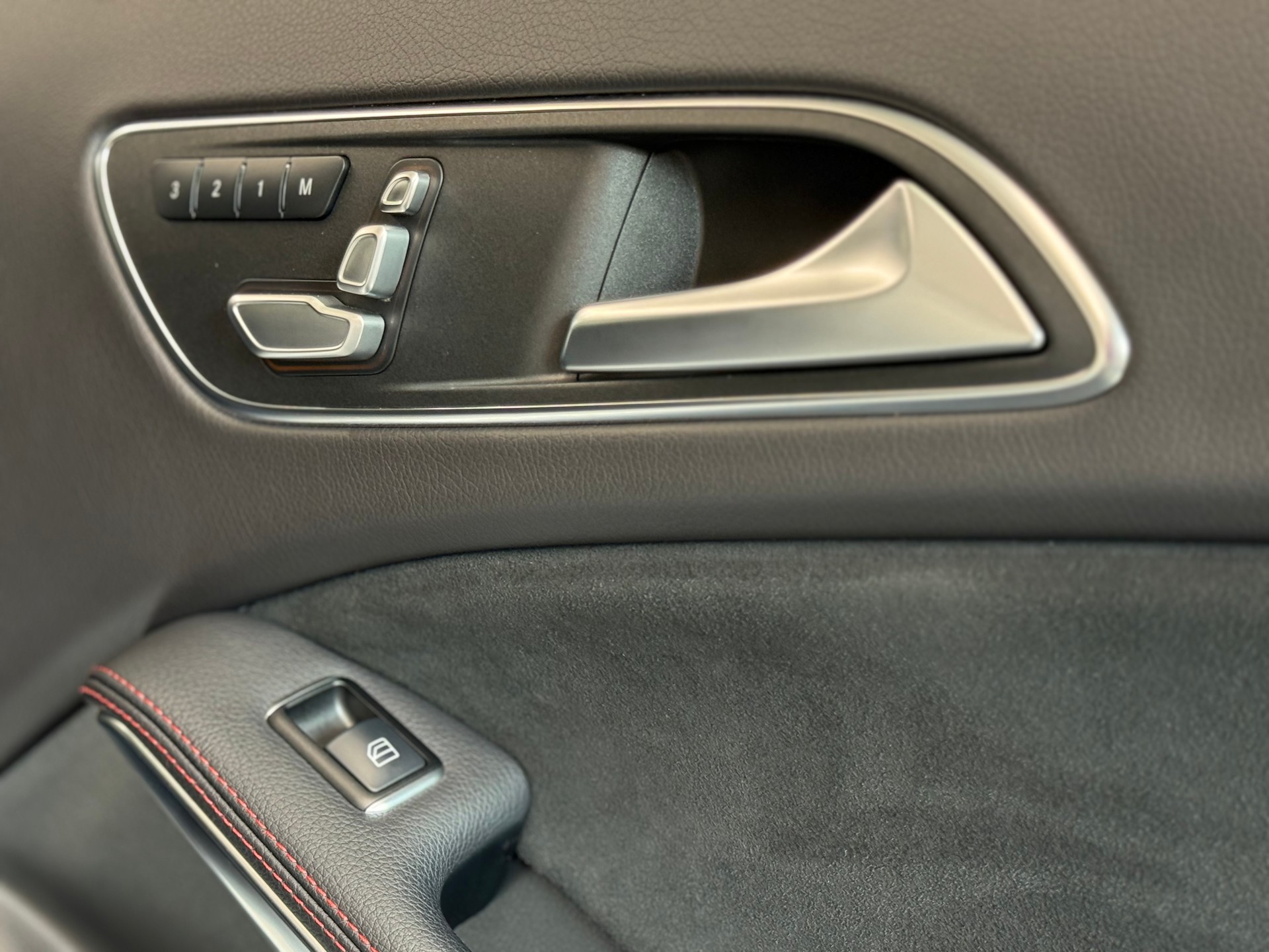 MERCEDES-BENZ GLA 220 AMG Line 4Matic 7G-DCT-image-28