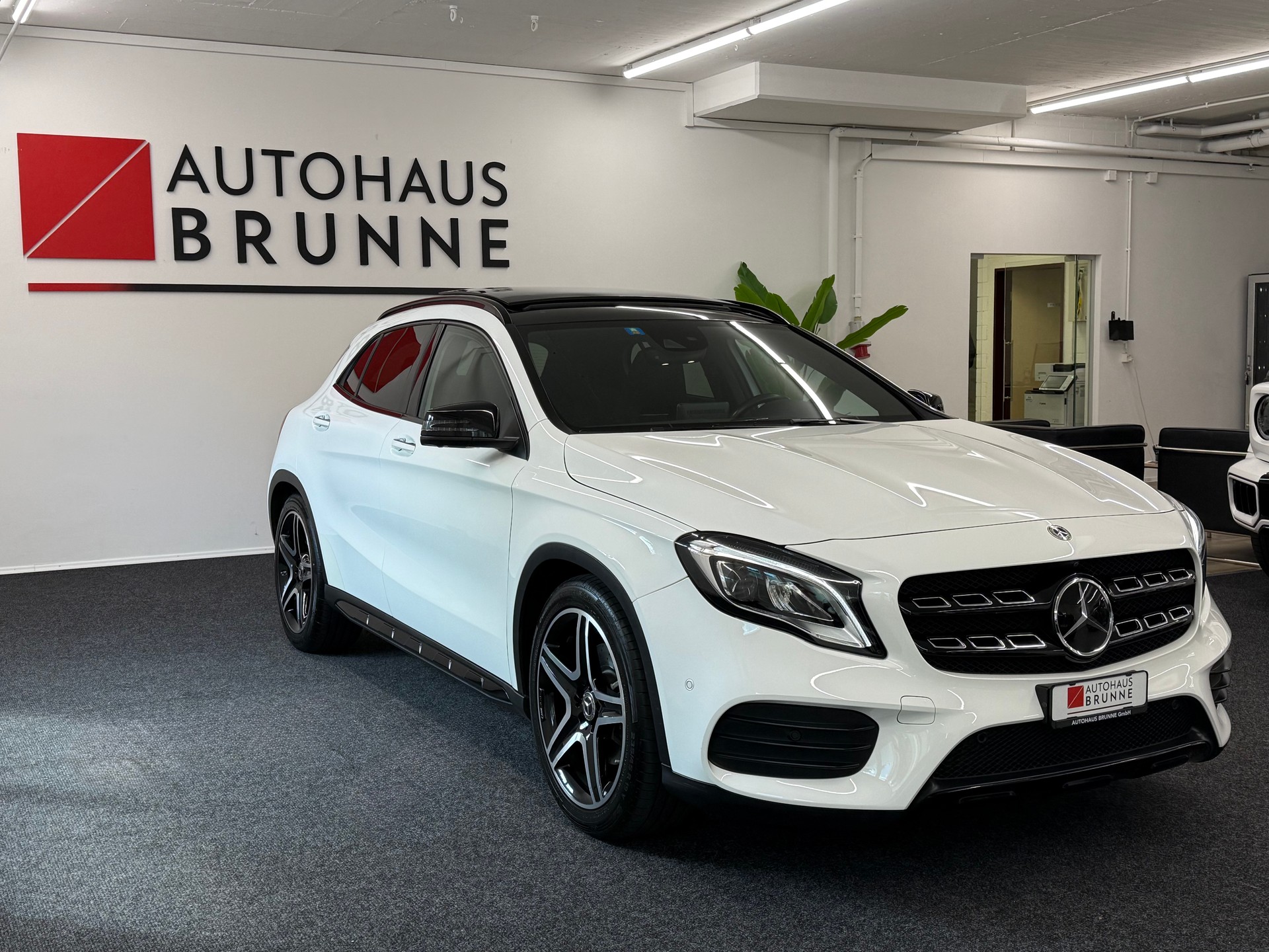 MERCEDES-BENZ GLA 220 AMG Line 4Matic 7G-DCT-image-2