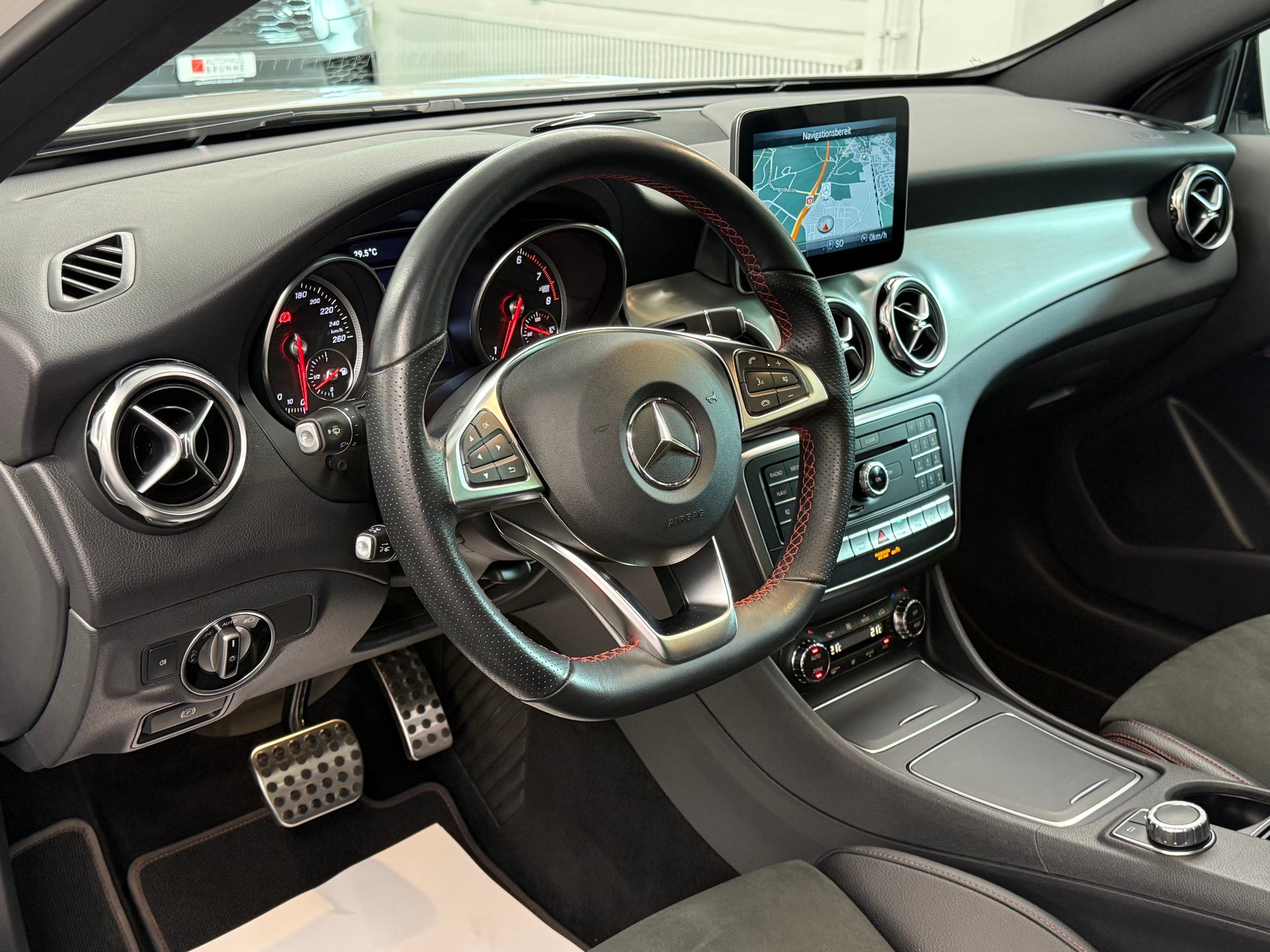 MERCEDES-BENZ GLA 220 AMG Line 4Matic 7G-DCT-image-14