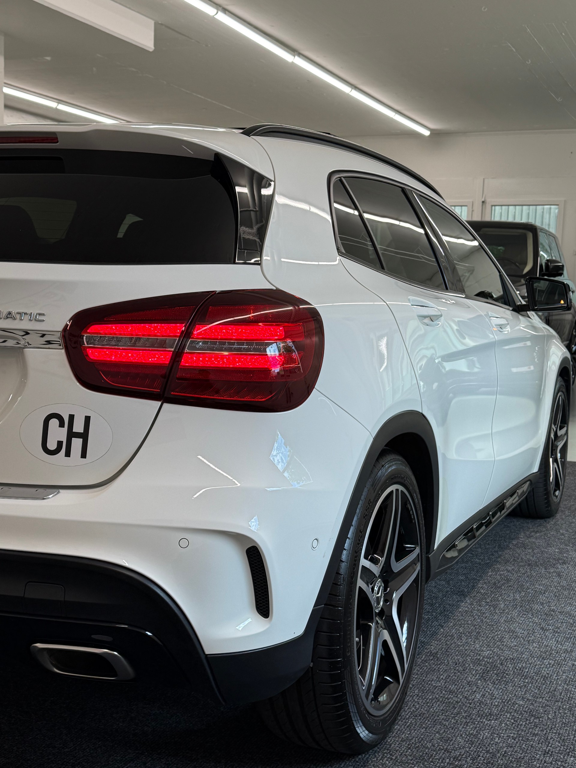MERCEDES-BENZ GLA 220 AMG Line 4Matic 7G-DCT-image-4
