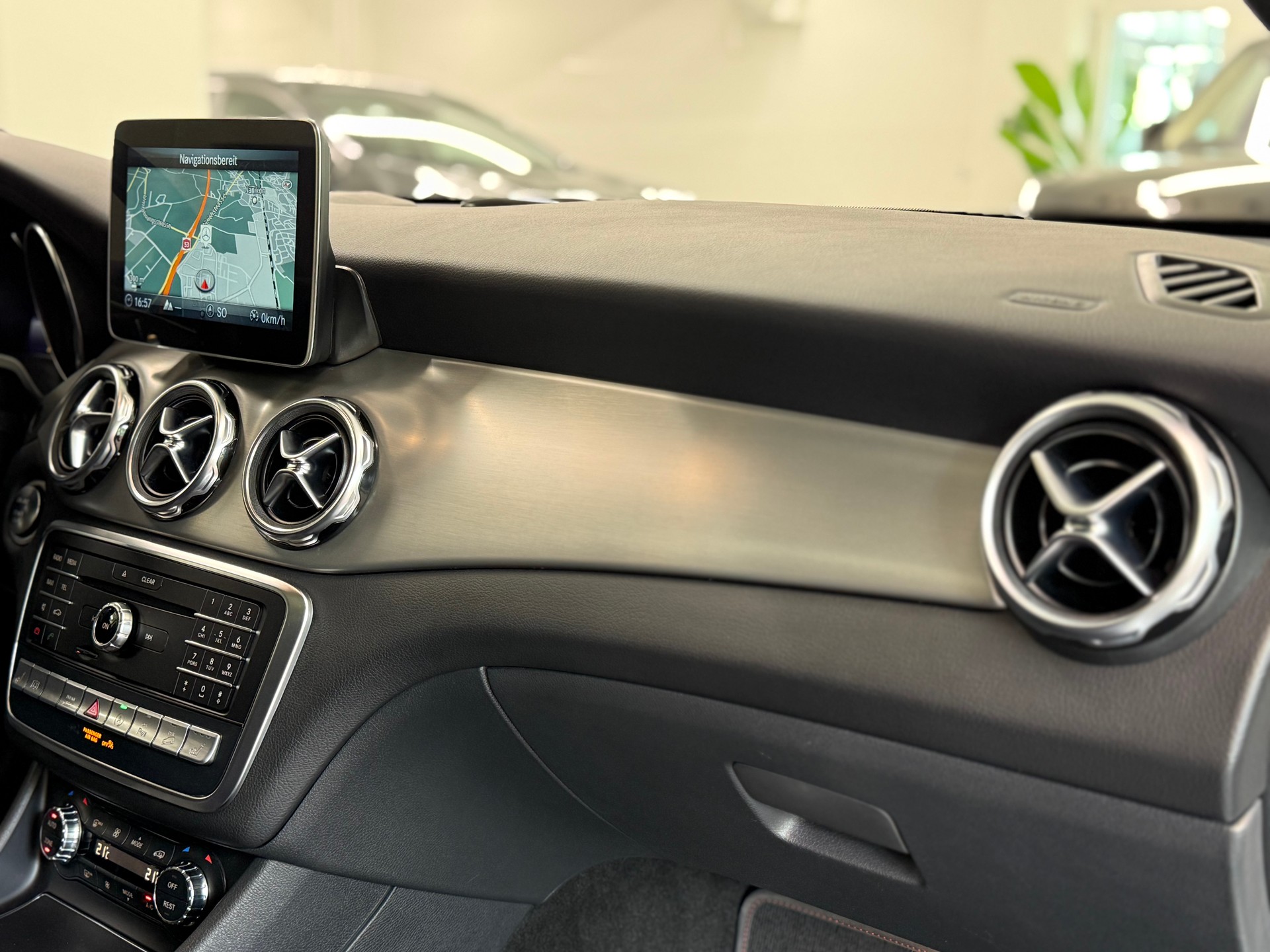 MERCEDES-BENZ GLA 220 AMG Line 4Matic 7G-DCT-image-23