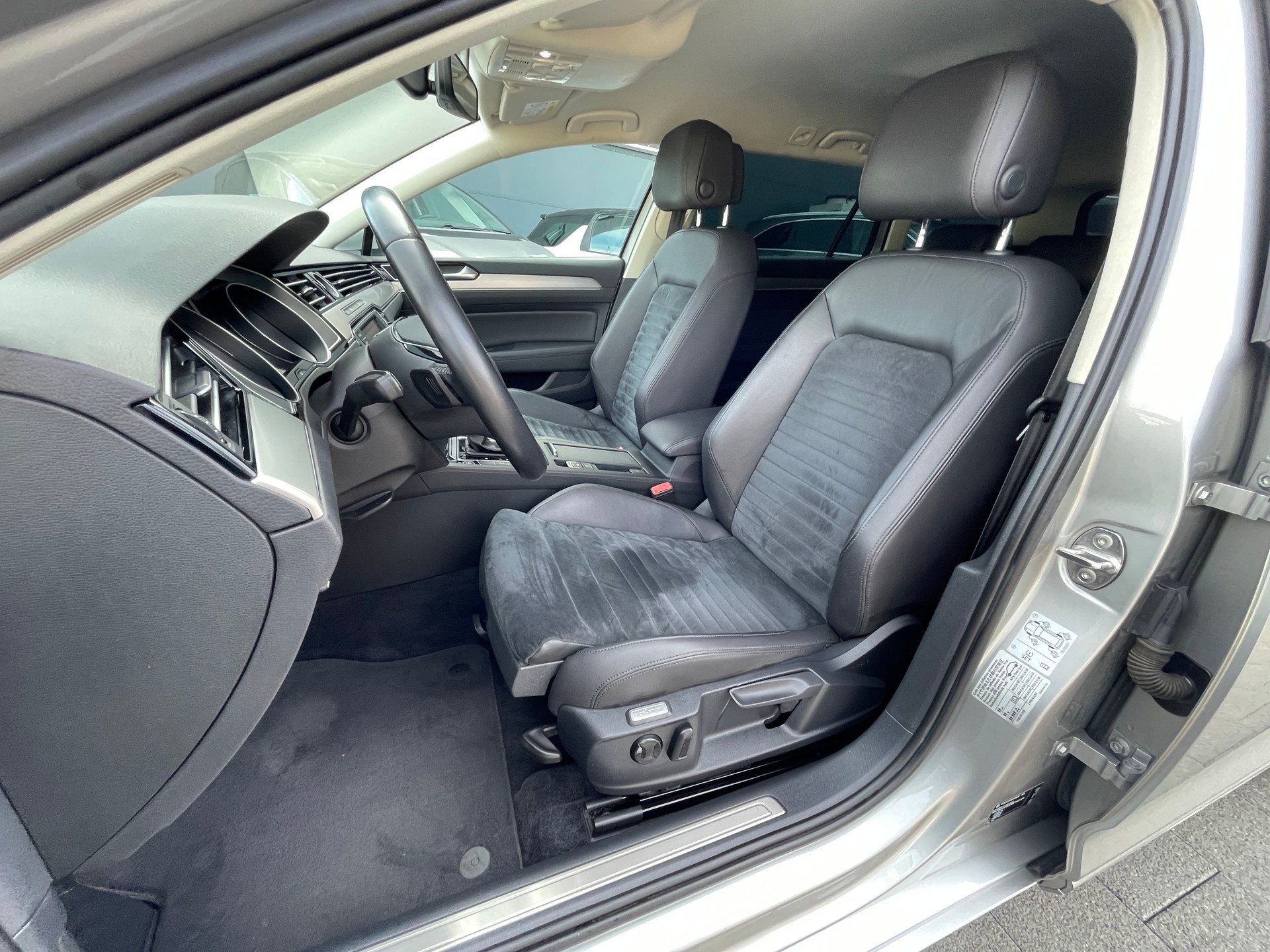 VW Passat Variant 2.0 TDI BMT Highline DSG-image-12