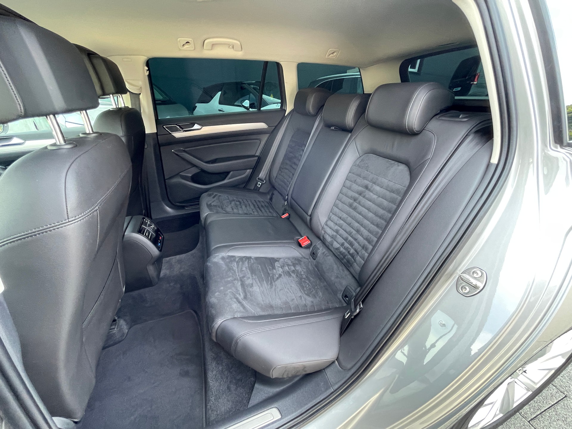 VW Passat Variant 2.0 TDI BMT Highline DSG-image-13