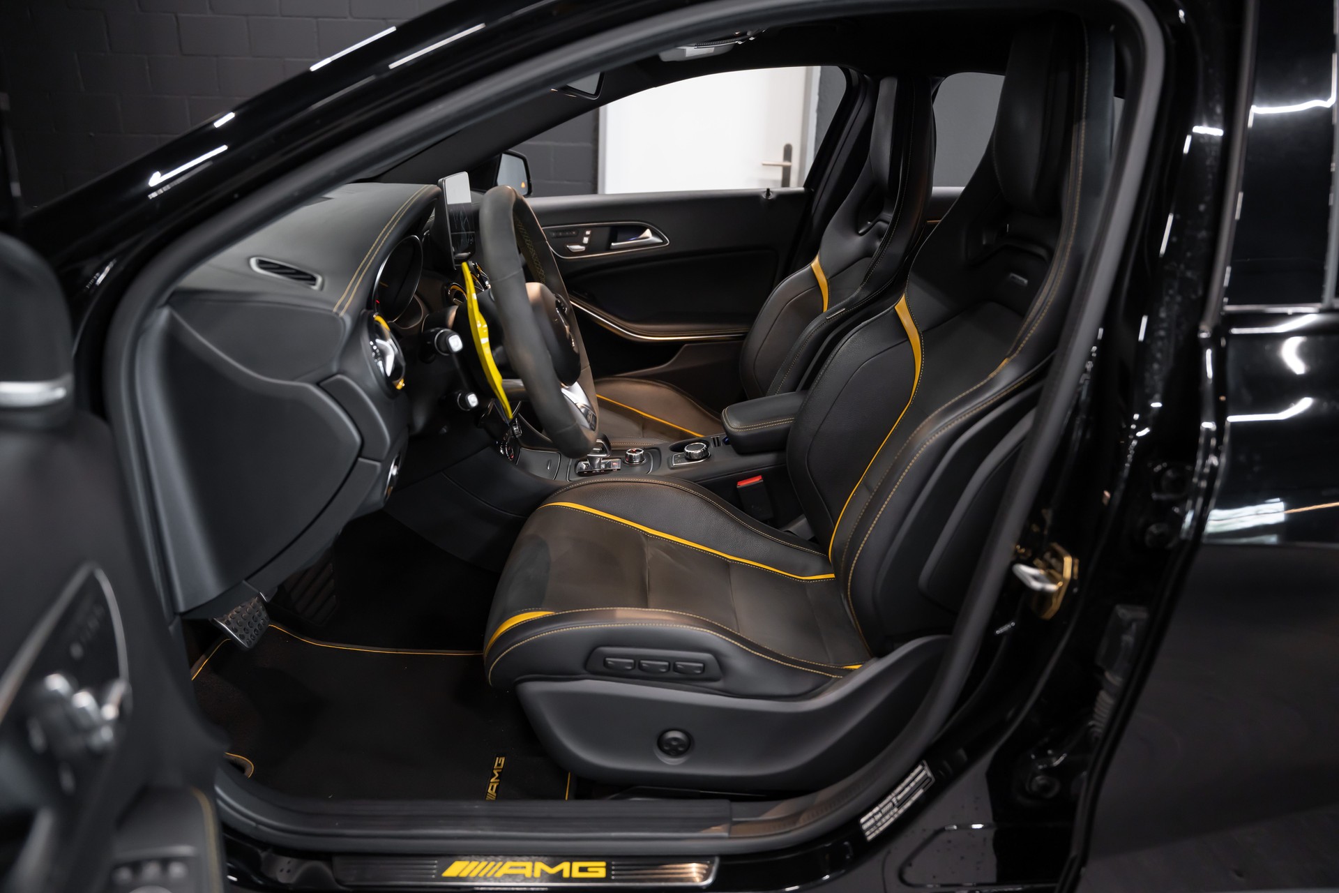 MERCEDES-BENZ A 45 AMG Yellow Night Edition 4Matic 7G-DCT / CH Auto / Limitiertes Fahrzeug / Garantie-image-10