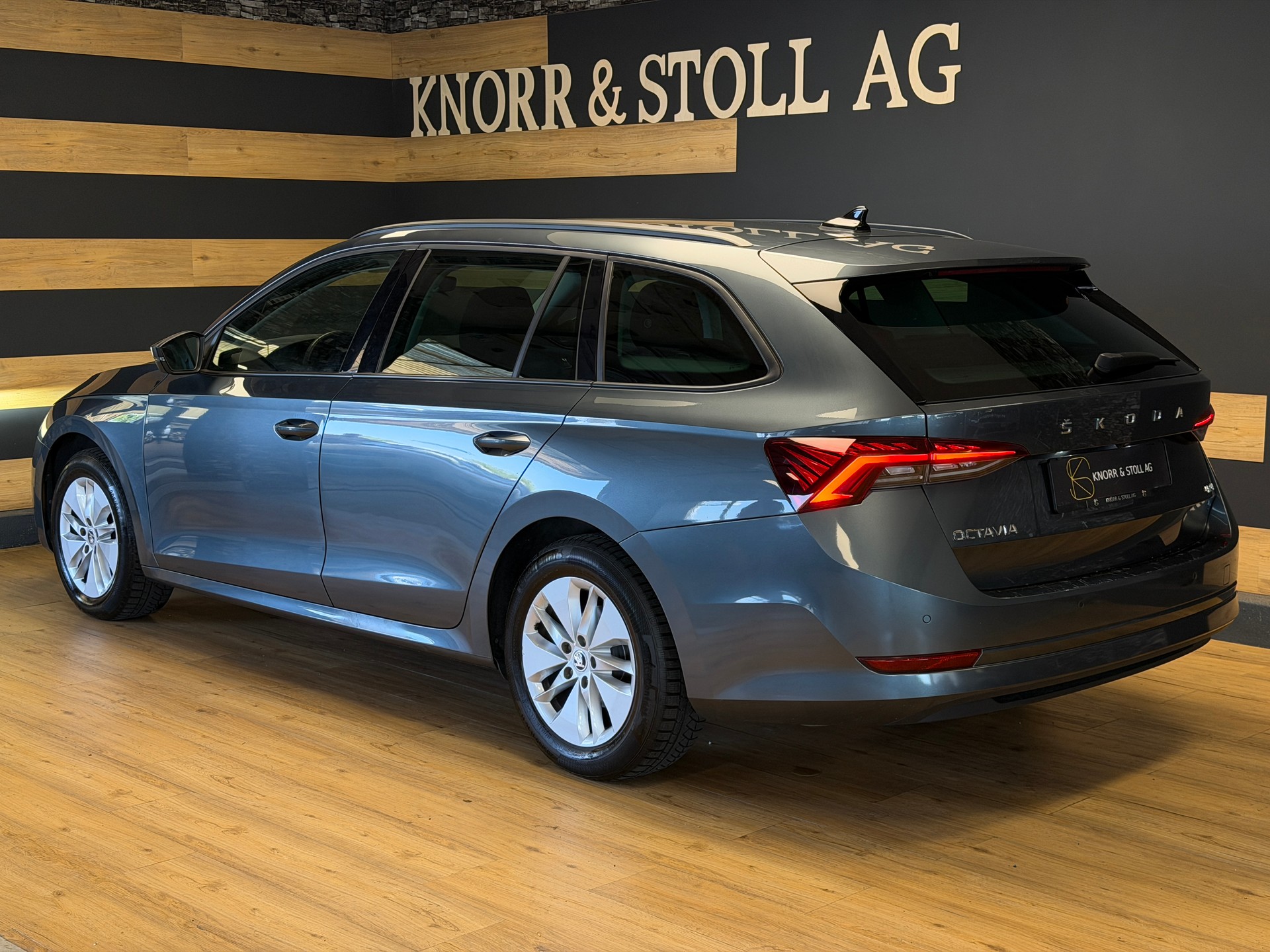 SKODA Octavia Combi 2.0 TDI DSG Ambition 4x4-image-17