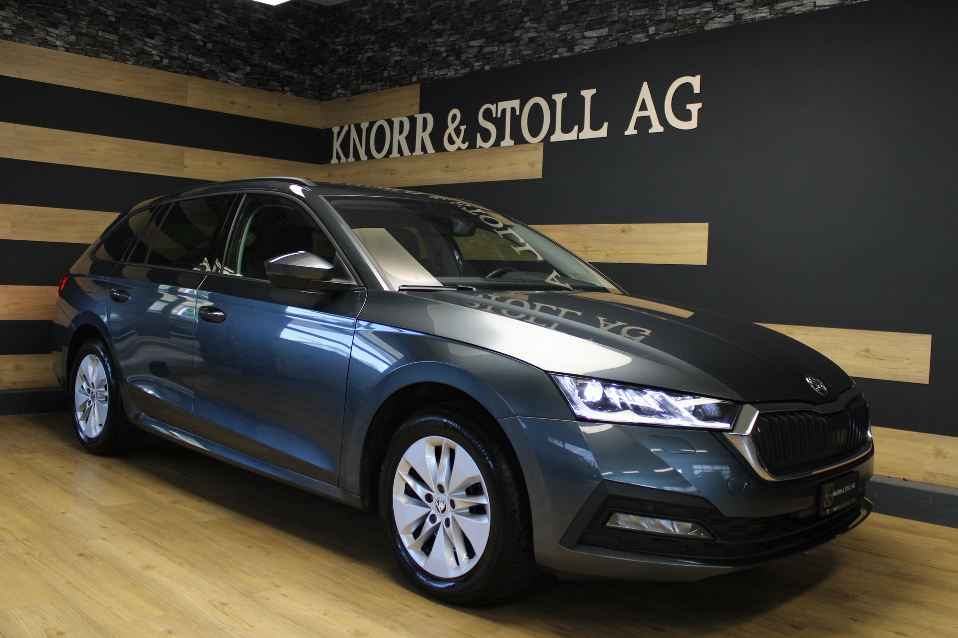 SKODA Octavia Combi 2.0 TDI DSG Ambition 4x4-image-0