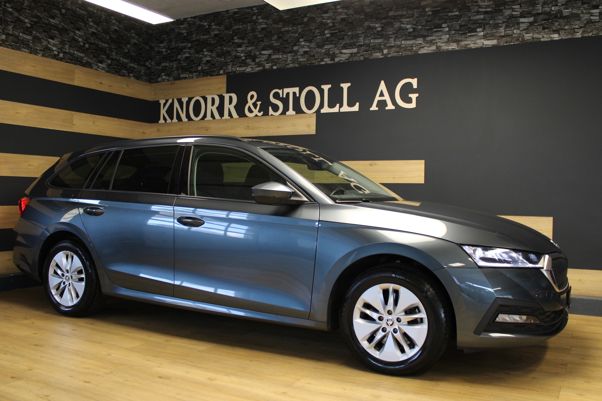 SKODA Octavia Combi 2.0 TDI DSG Ambition 4x4-image-2