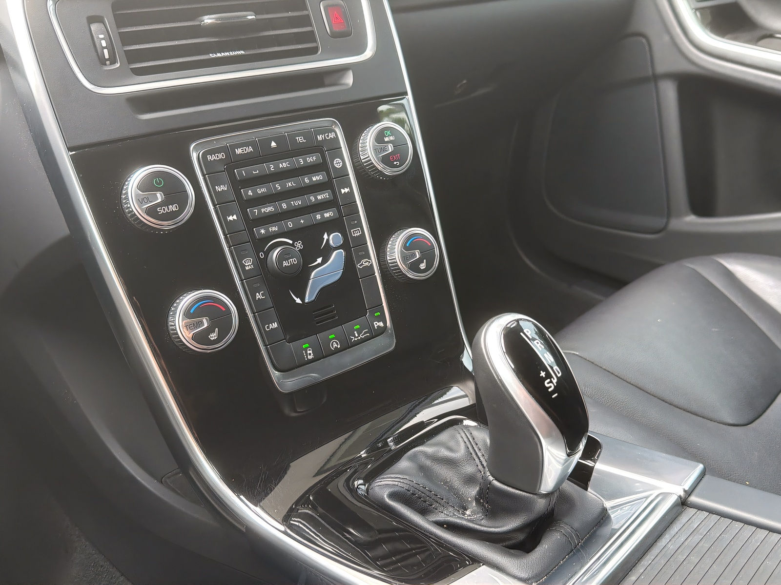 VOLVO V60 2.4 D4 Summum AWD-image-13