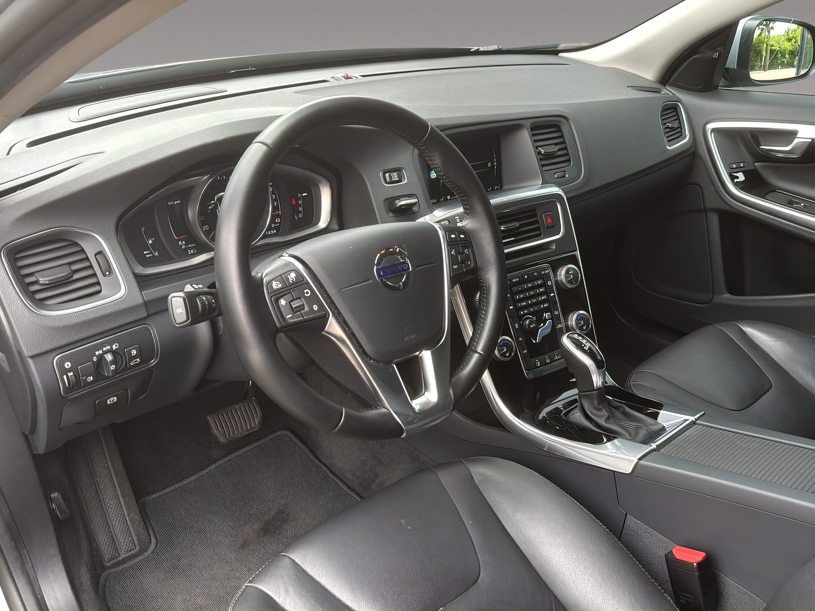 VOLVO V60 2.4 D4 Summum AWD-image-6